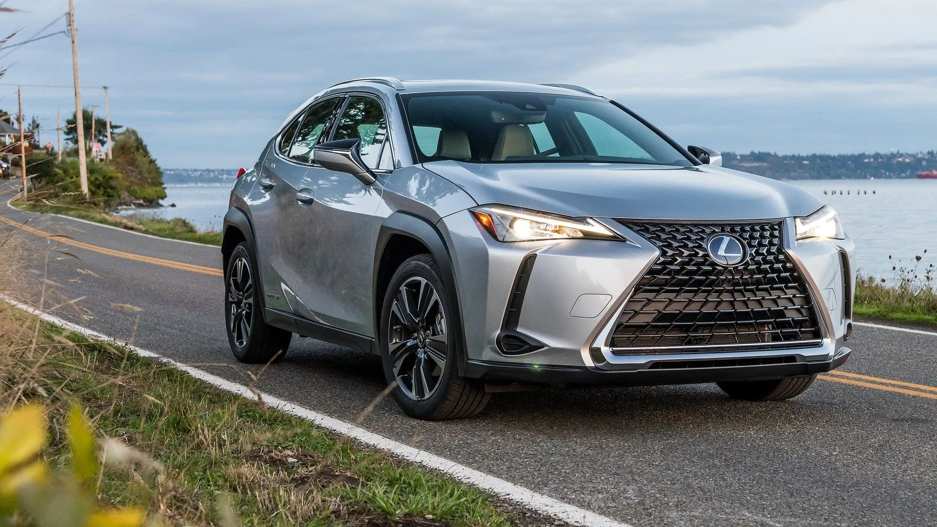 Lexus UX 2019 màu xanh lam nhìn từ góc 3/4 phía trước, mẫu SUV hạng sang tiết kiệm nhiên liệu