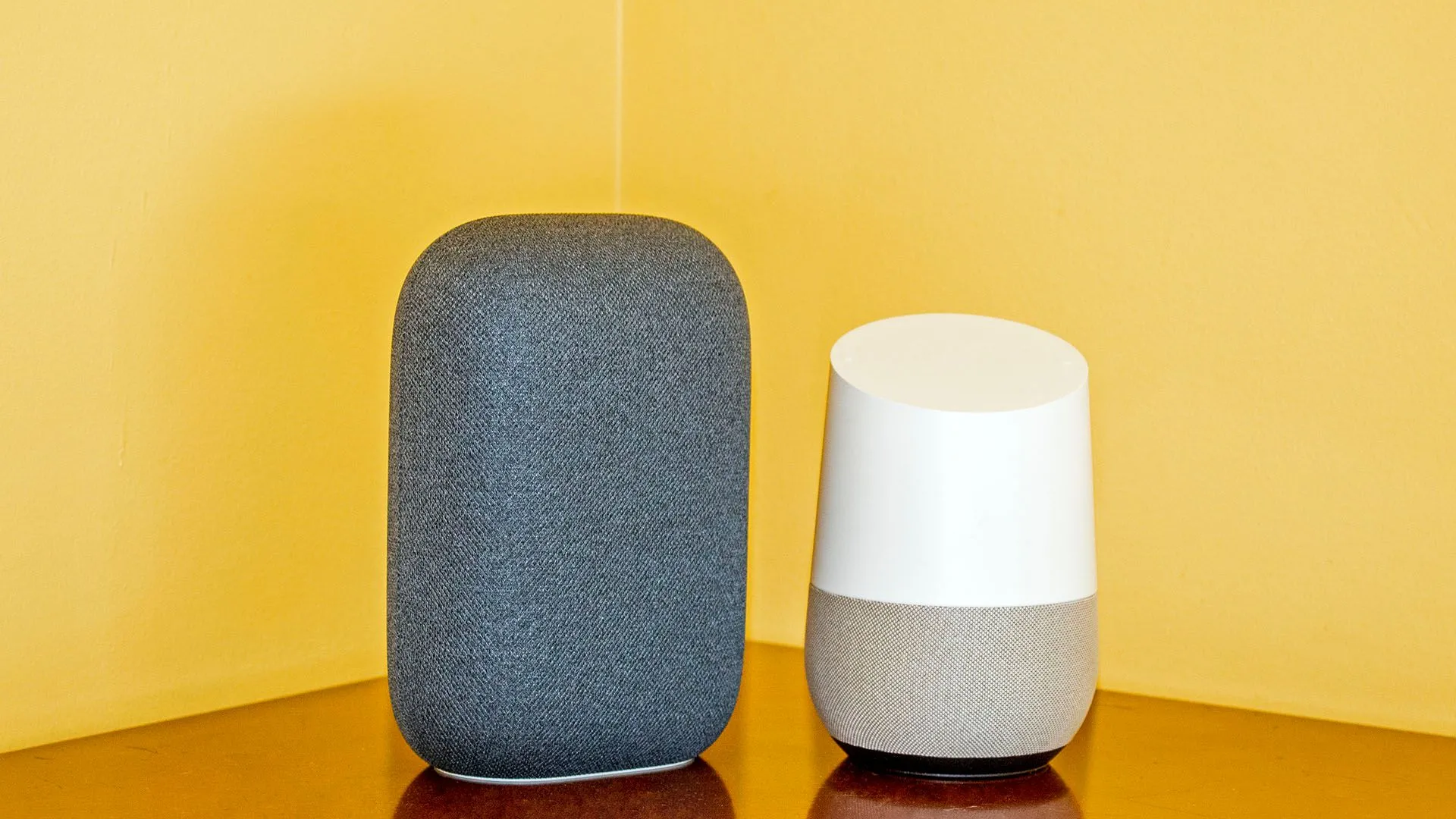 Loa Google Nest phát sáng màu tím, báo hiệu đã tích hợp trợ lý Gemini