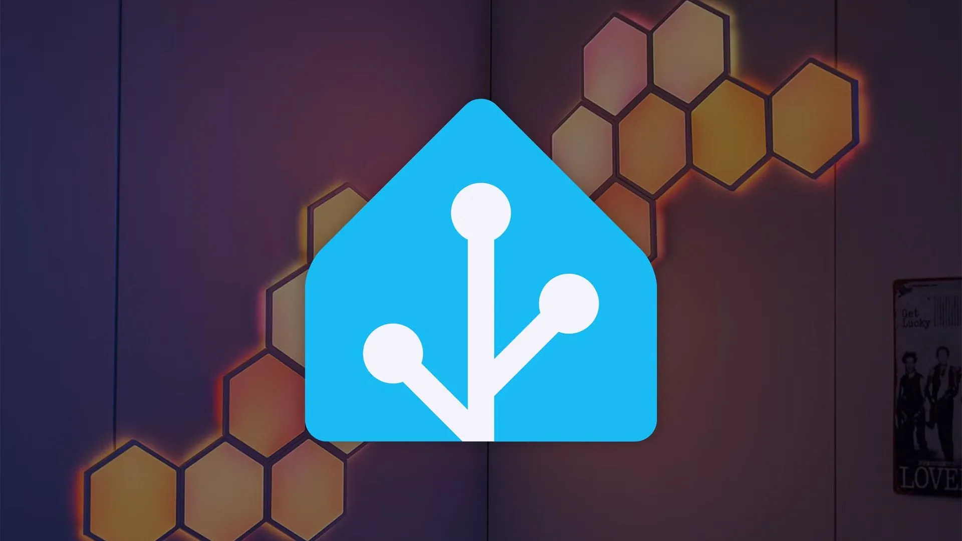 Logo Home Assistant với đèn LED RGB Octocon trên tường làm nền