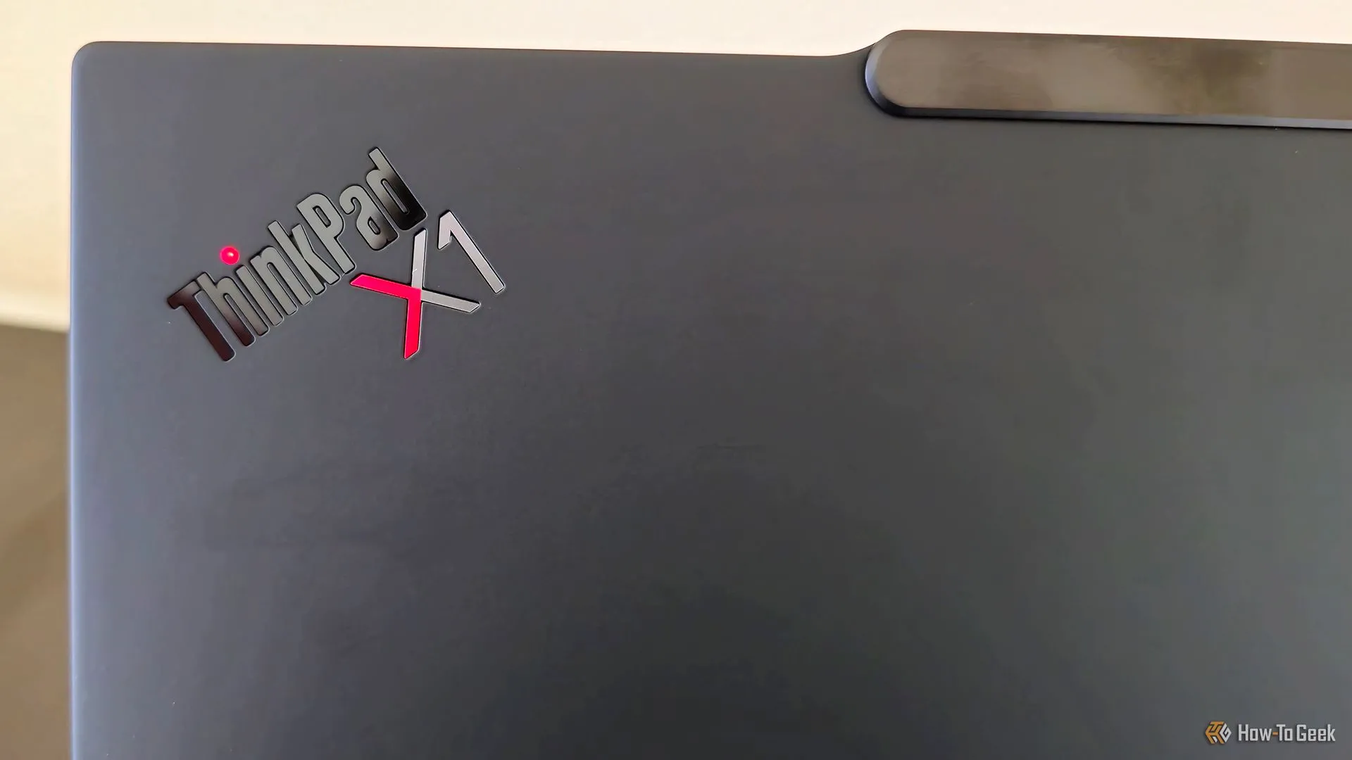 Logo ThinkPad nổi bật trên mặt sau của laptop Lenovo ThinkPad X1 Carbon Gen 13 Aura Edition, thể hiện sự cao cấp và đáng tin cậy của dòng sản phẩm này.