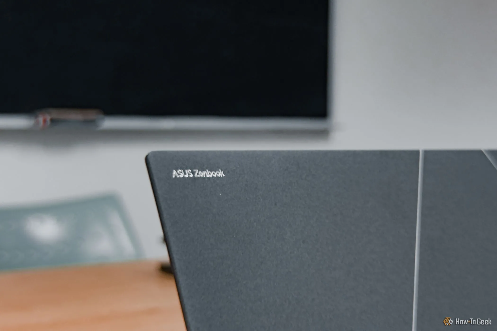 Logo Zenbook trên ASUS Zenbook S 14, biểu tượng của dòng laptop siêu di động cao cấp