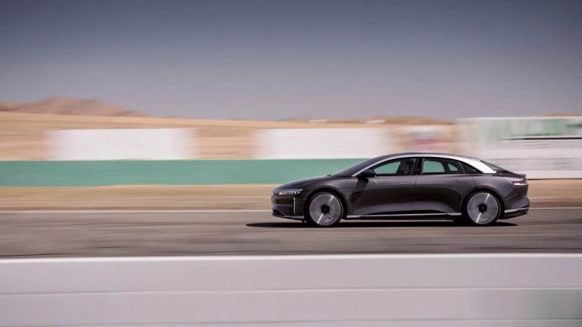 Lucid Air Grand Touring màu xám bạc đang được thử nghiệm tốc độ trên đường đua, thể hiện hiệu suất mạnh mẽ 819 mã lực.