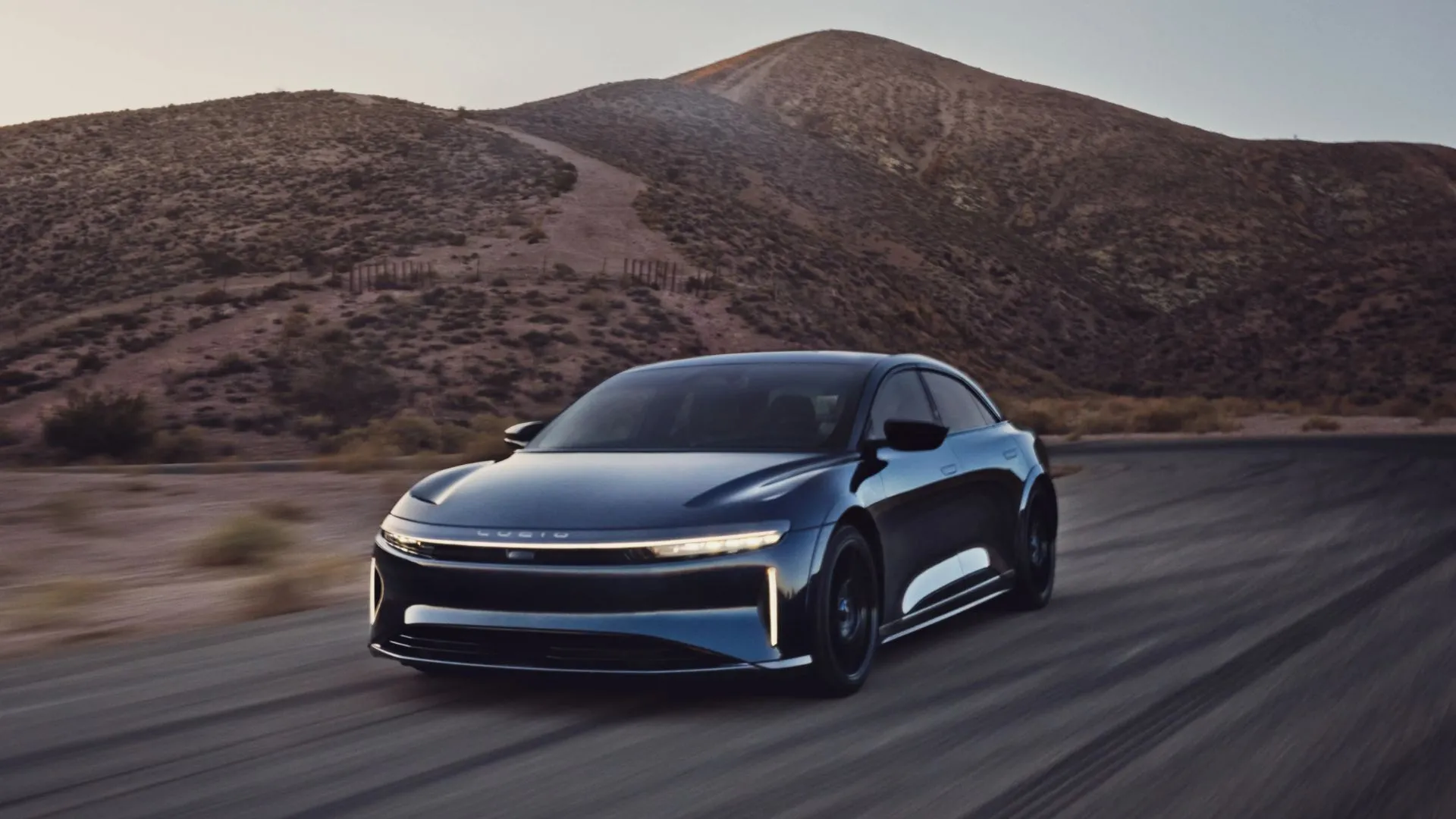 Lucid Air Sapphire 2025 màu xanh dương trên đường nông thôn, với hệ thống hỗ trợ lái DreamDrive Pro.