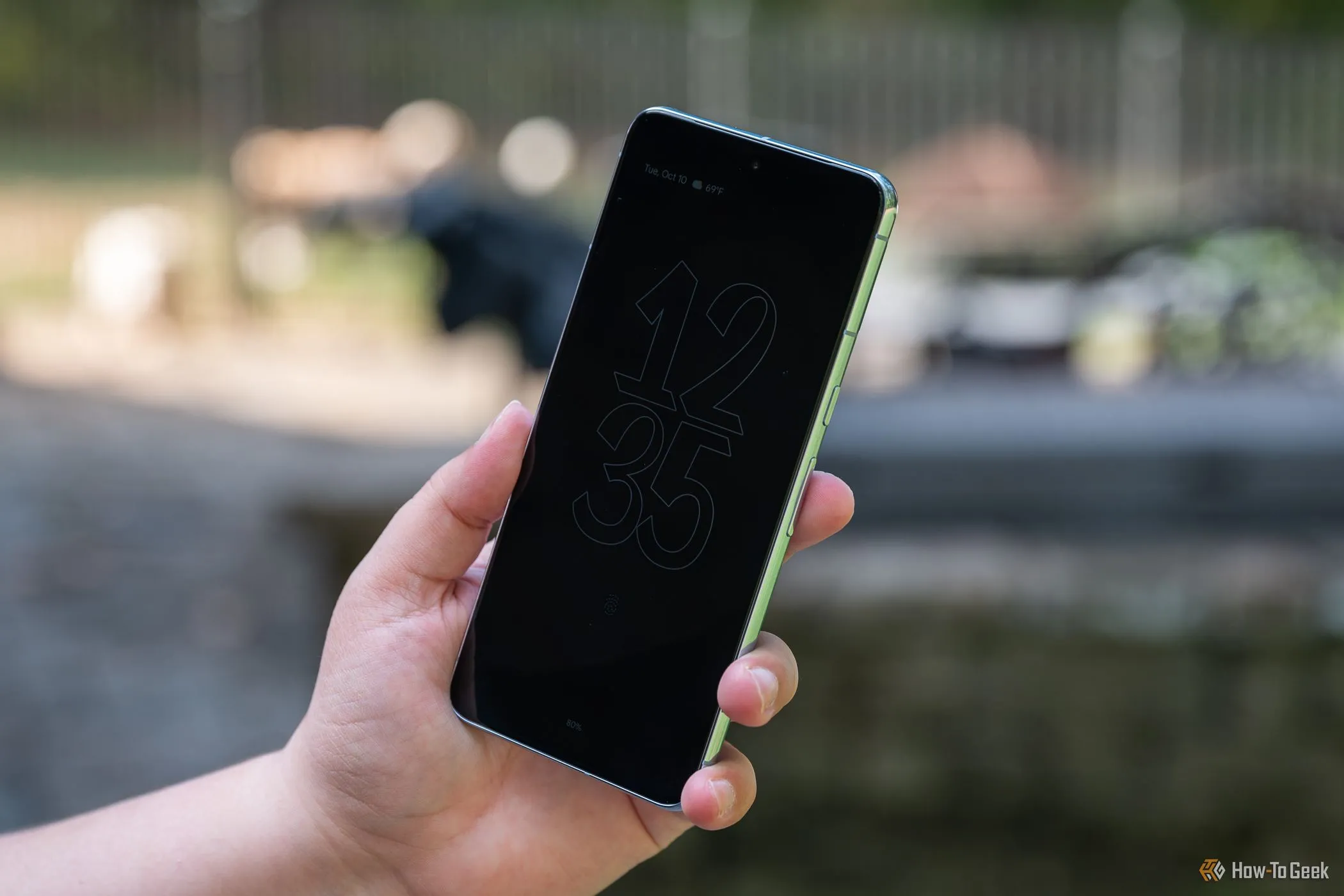 Màn hình Always-on Display trên điện thoại Google Pixel 8 Pro hiển thị các thông báo và giờ