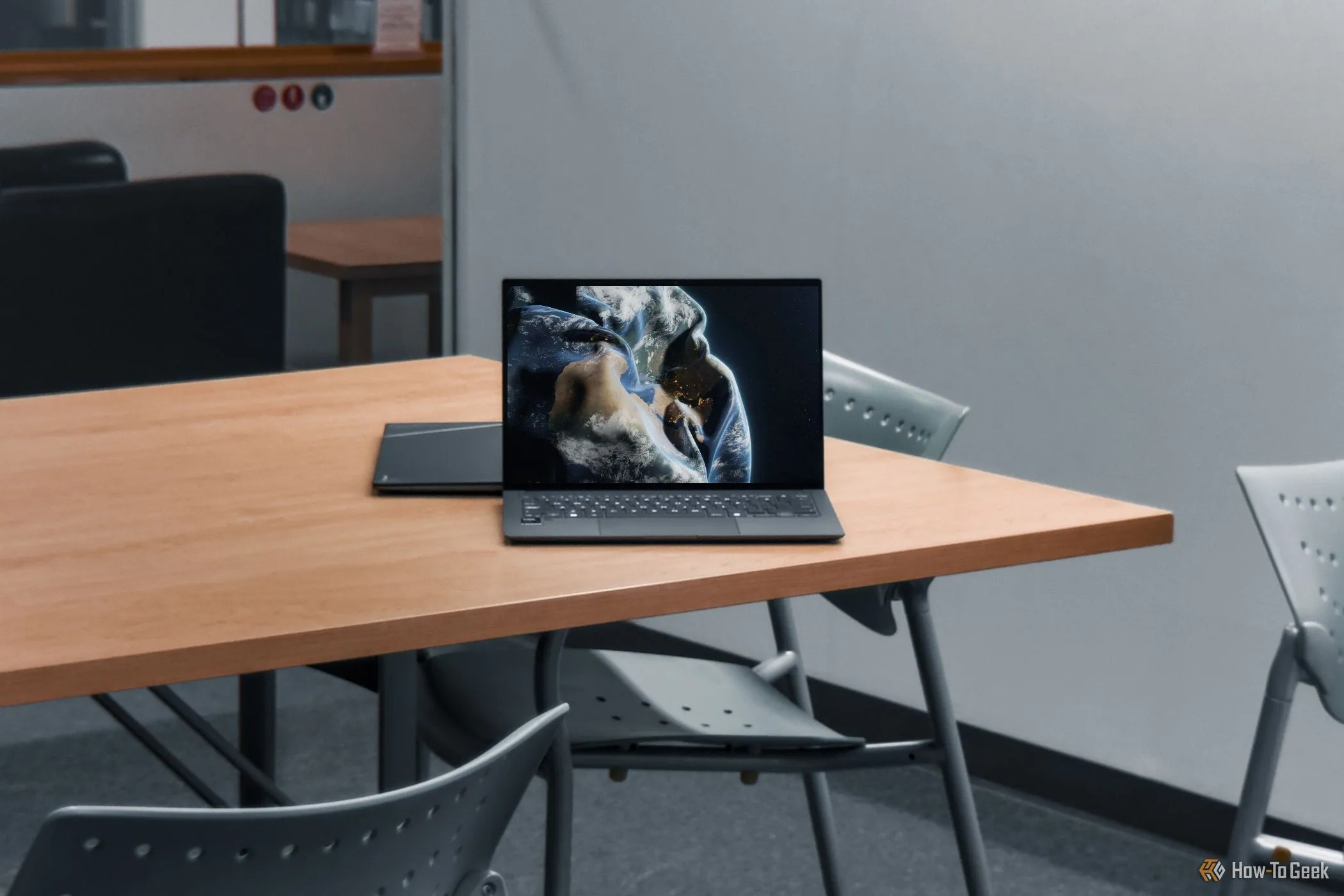 Màn hình ASUS Lumina OLED 3K sống động của Zenbook S 14 hiển thị nội dung, đặt trên bàn gỗ