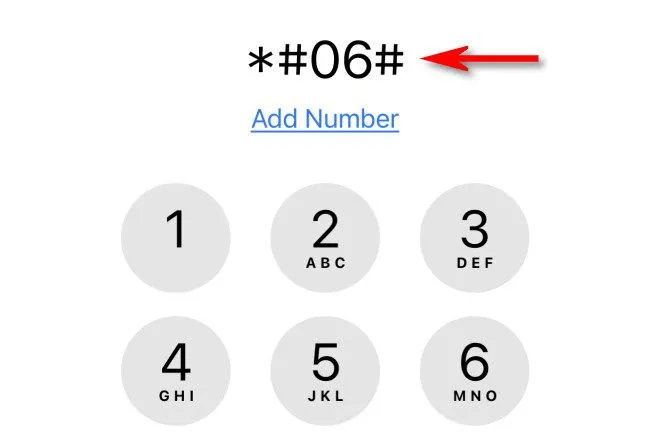 Màn hình điện thoại hiển thị bàn phím quay số với mã *#06# để kiểm tra IMEI