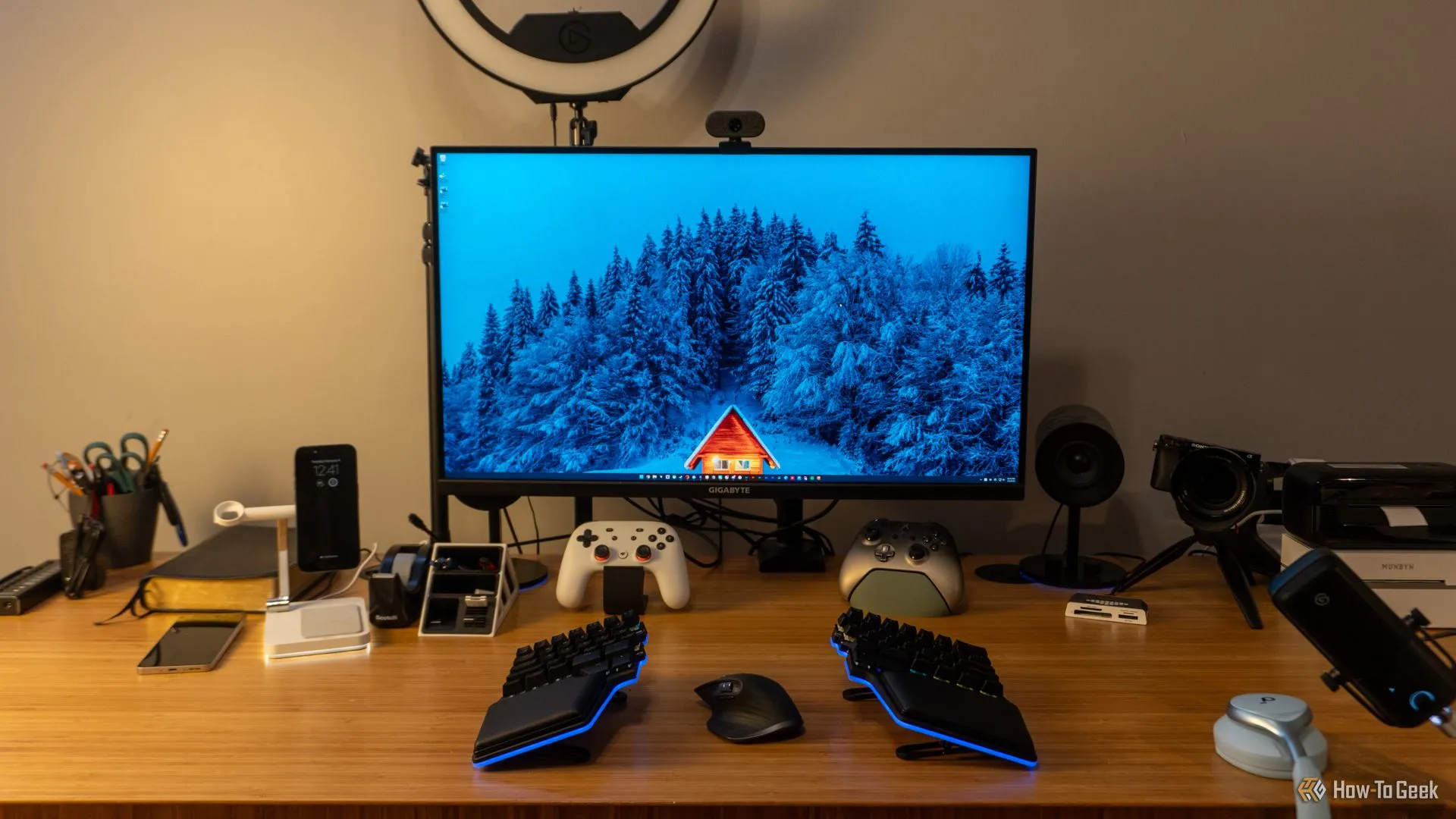 Màn hình gaming GIGABYTE M32U 32 inch 4K 144Hz đặt trên bàn làm việc, là trung tâm của một dàn PC gaming hiệu năng cao