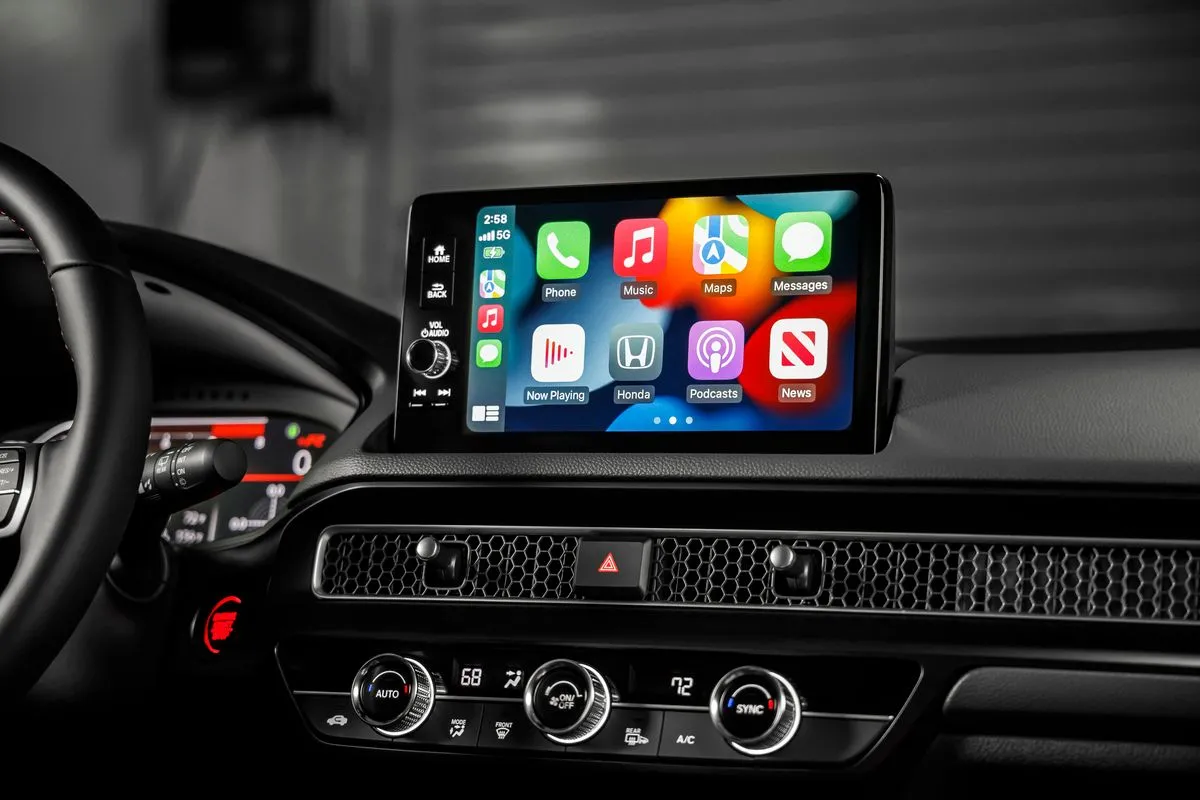 Màn hình giải trí trên Honda Civic Type-R 2023 hiển thị Apple CarPlay không dây