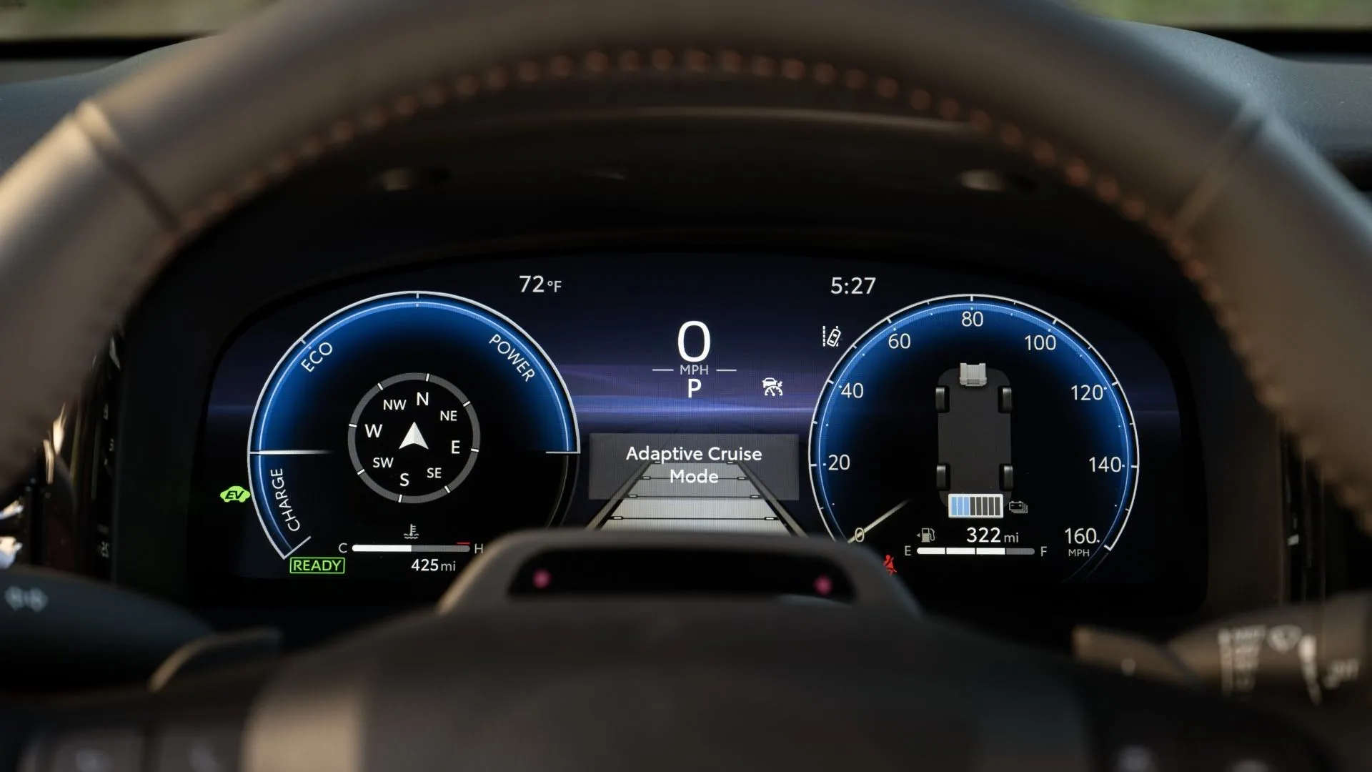 Màn hình hiển thị kỹ thuật số hiện đại trong khoang lái Toyota Camry XSE 2025