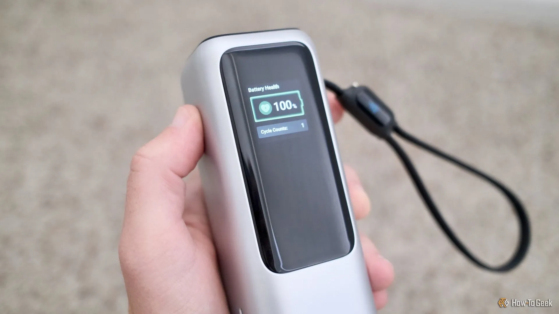 Màn hình hiển thị trên Anker Power Bank 25K cho biết tình trạng pin, công suất sạc và các thông tin quan trọng khác.