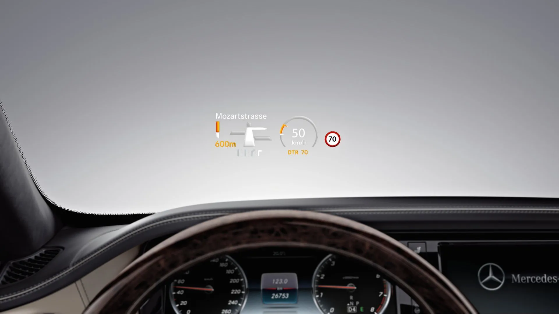 Màn hình hiển thị trên kính chắn gió (HUD) trong một chiếc Mercedes-Benz S-Class