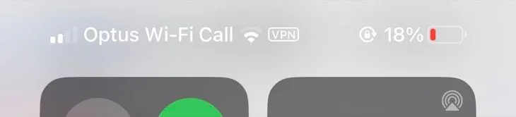 Màn hình iPhone hiển thị biểu tượng Wi-Fi Calling và cường độ tín hiệu di động, cho biết tính năng gọi qua Wi-Fi đang hoạt động.