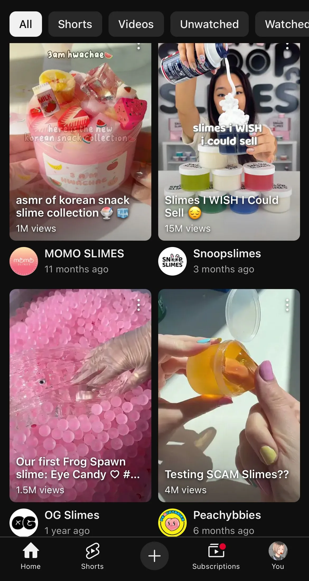 Màn hình iPhone hiển thị các video ASMR Shorts trên YouTube, biểu tượng của thói quen &quot;doomscrolling&quot; đã được thay đổi.
