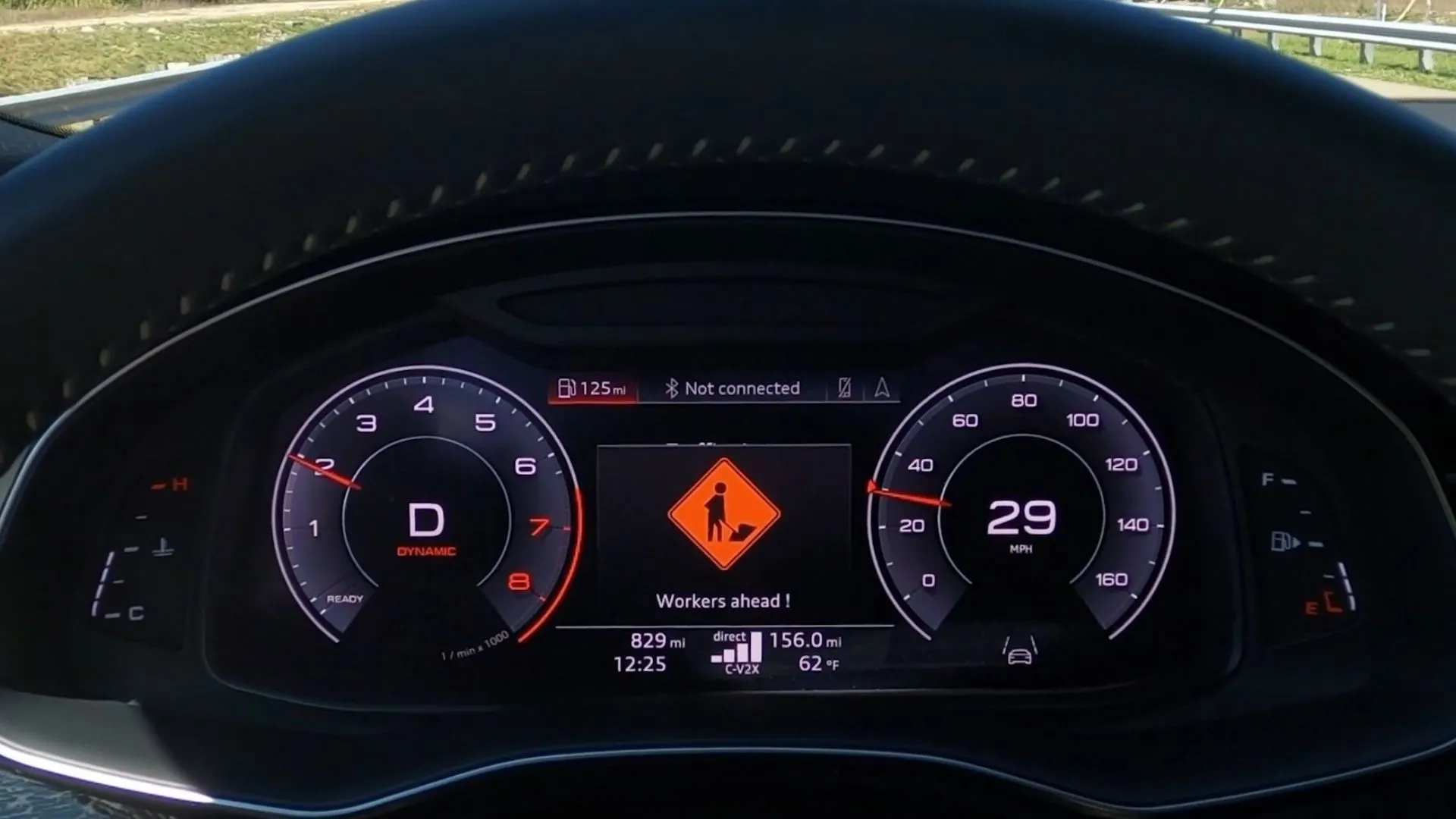 Màn hình kỹ thuật số của Audi hiển thị cảnh báo có công nhân phía trước