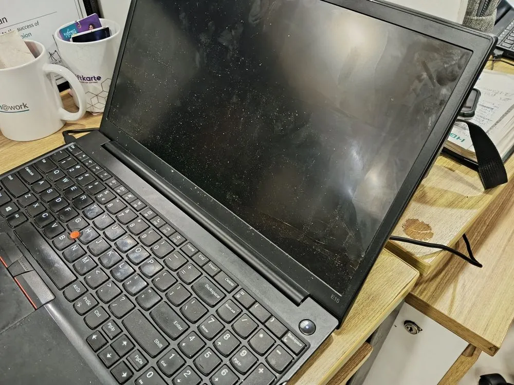 Màn hình laptop bị bám bẩn và vân tay rõ rệt, thể hiện nhược điểm của việc sử dụng cảm ứng thường xuyên.