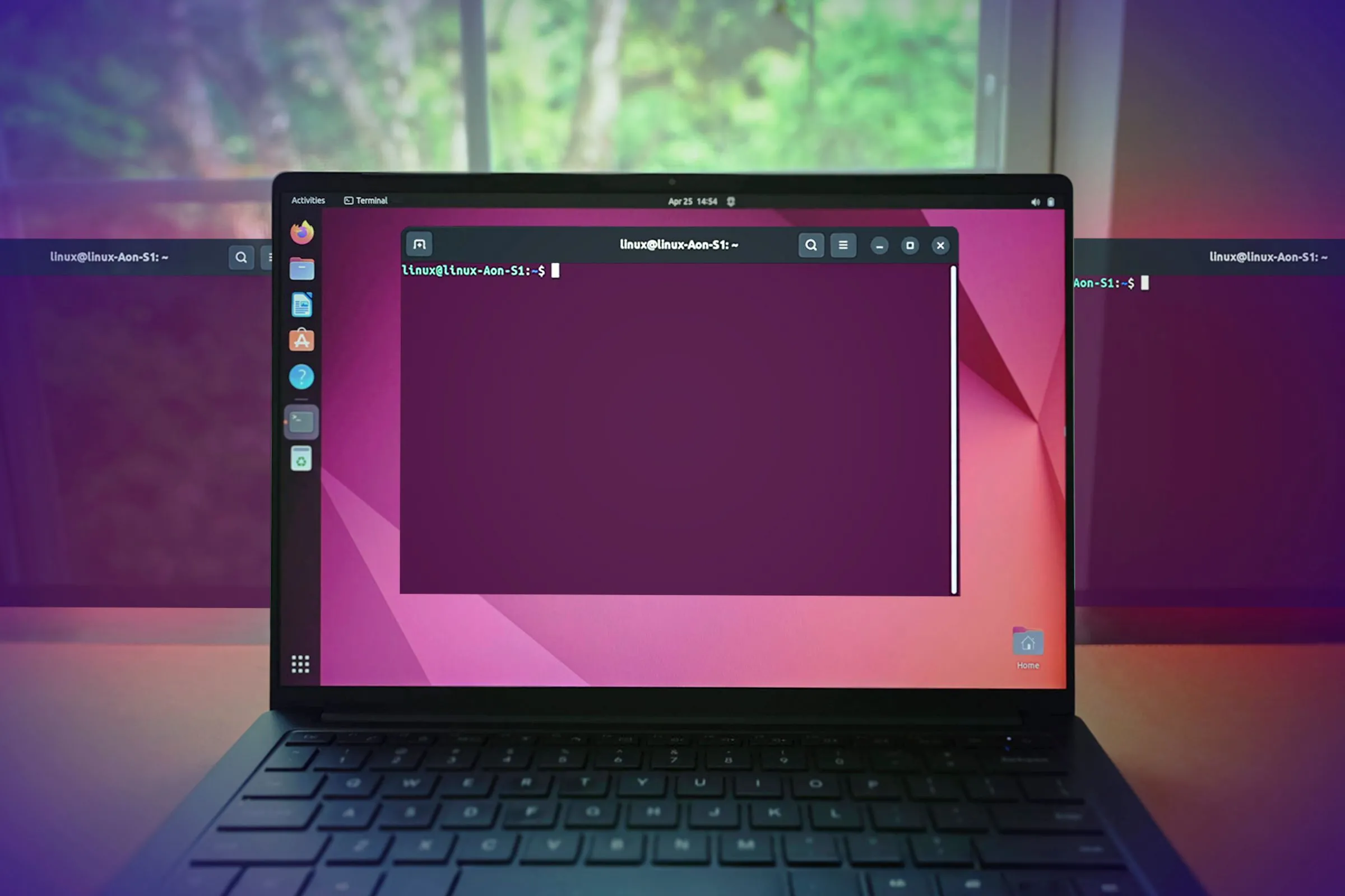Màn hình laptop hiển thị giao diện Terminal Linux đang mở, minh họa môi trường dòng lệnh.
