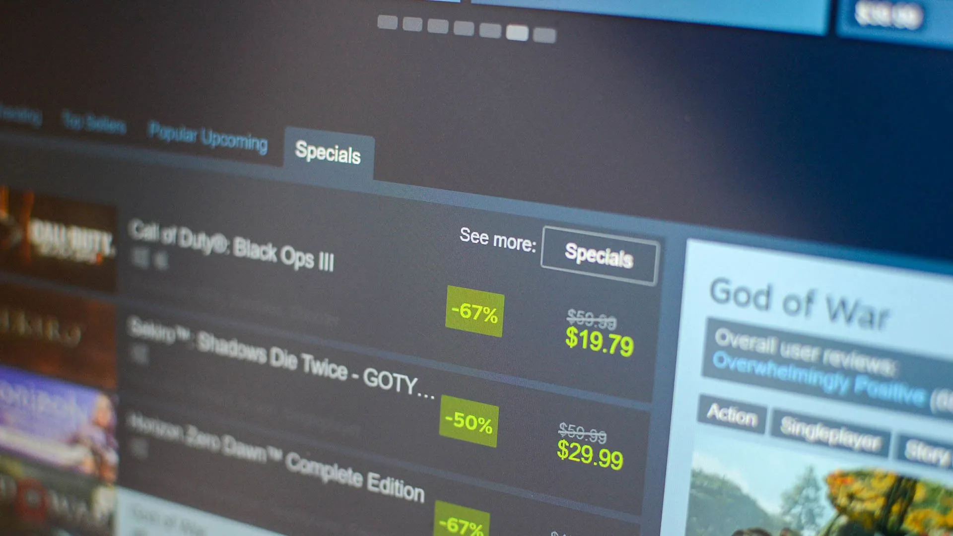 Màn hình máy tính hiển thị giao diện Steam, nơi game thủ PC có thể tìm kiếm các đợt giảm giá game hấp dẫn.