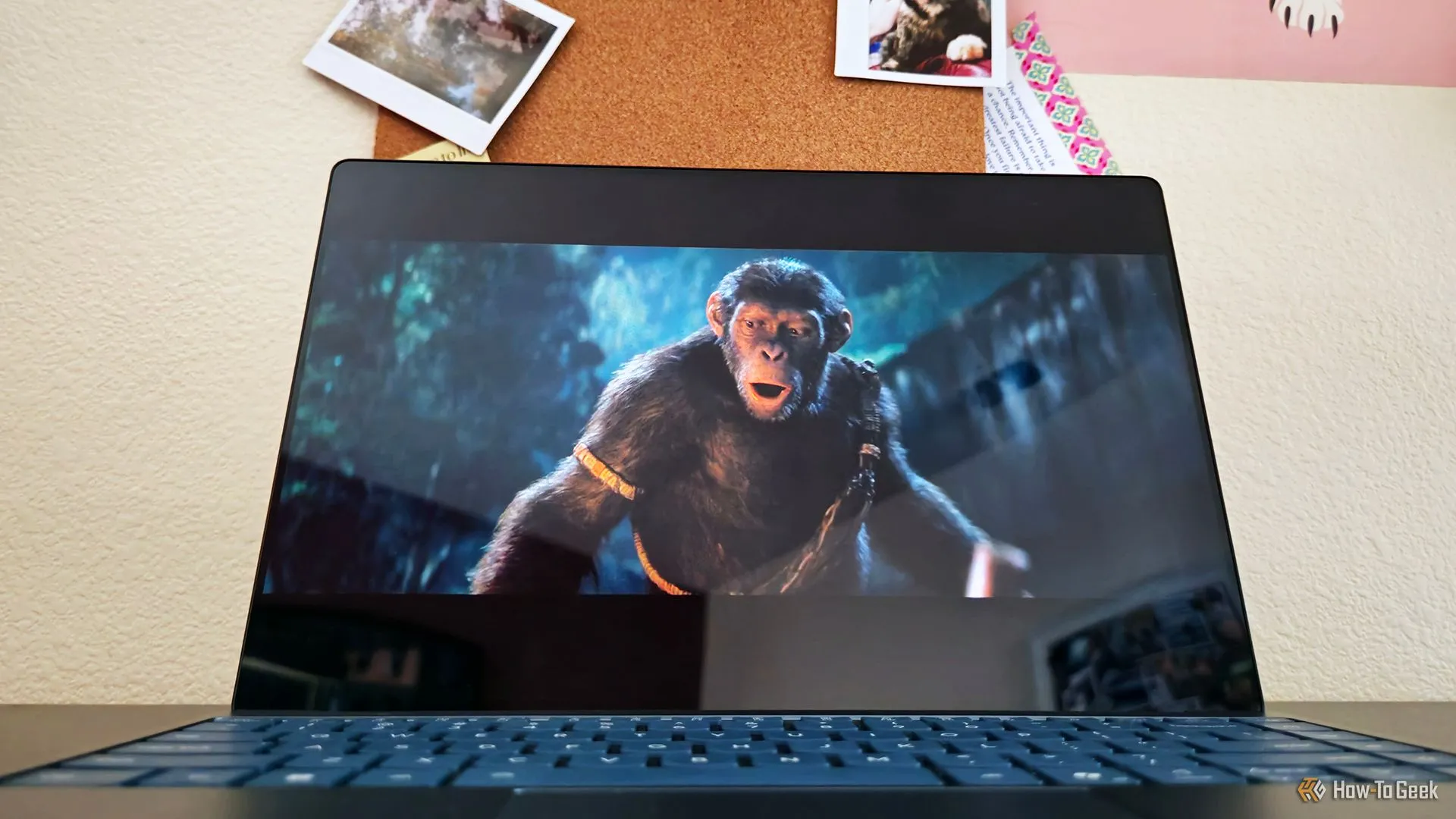 Màn hình OLED 4K của Lenovo Yoga Slim 9i Gen 10 hiển thị cảnh phim Kingdom of the Planet of the Apes