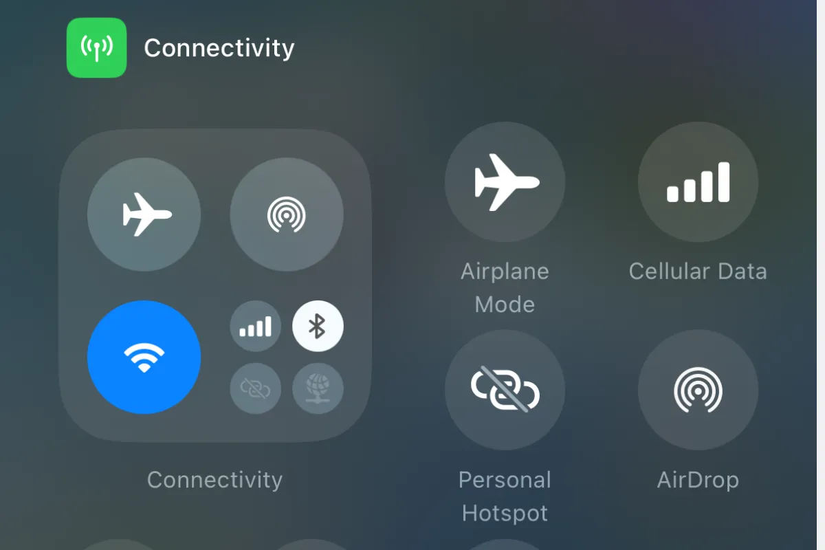 Màn hình tùy chọn điều khiển kết nối trong Control Center iOS 18, hiển thị các nút riêng lẻ như dữ liệu di động, Wi-Fi