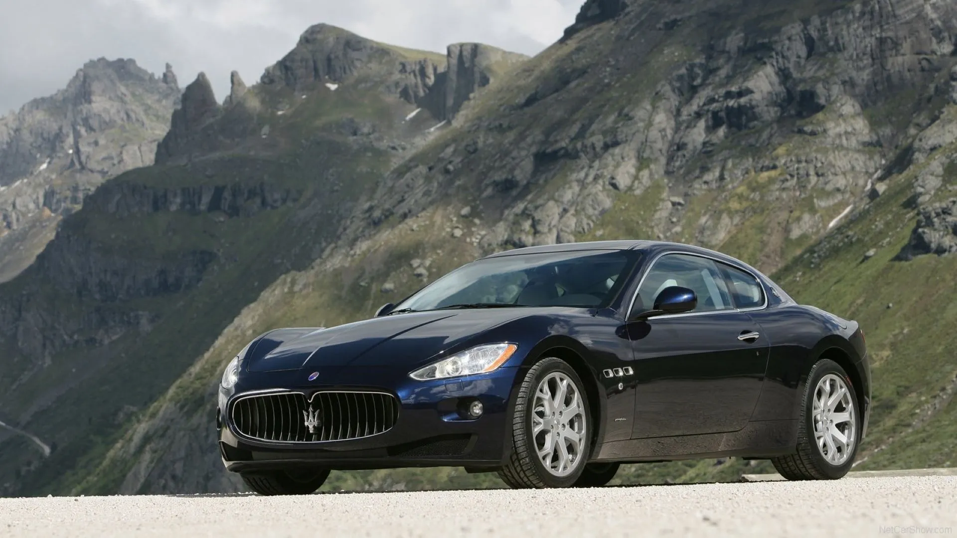 Maserati GranTurismo S 2009 màu trắng đậu trên đường phố