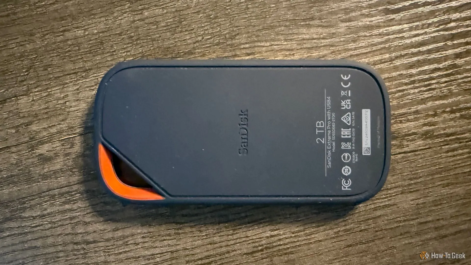 Mặt đáy bằng silicone của ổ cứng SanDisk Extreme PRO Portable SSD 2TB với USB4.