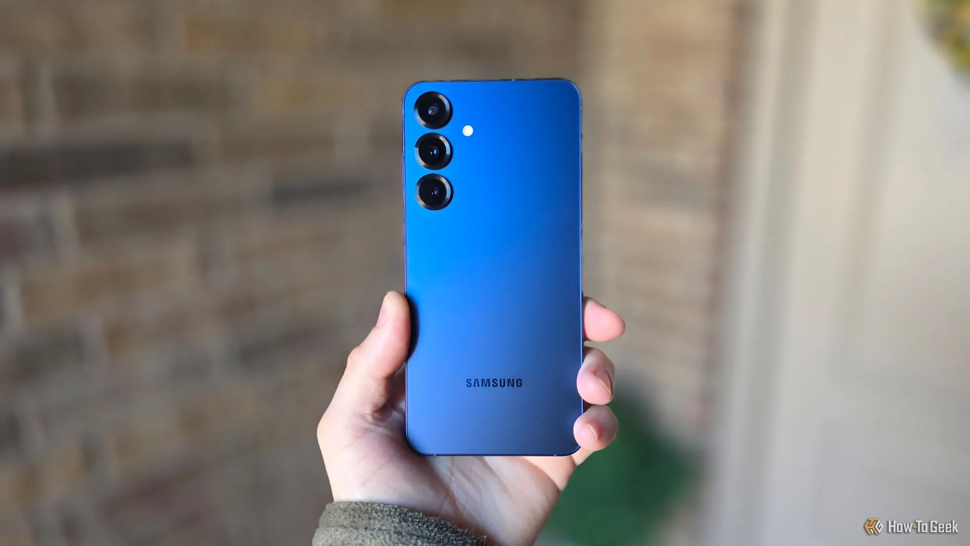 Mặt lưng điện thoại Galaxy S25 Plus với tông màu xanh ấn tượng
