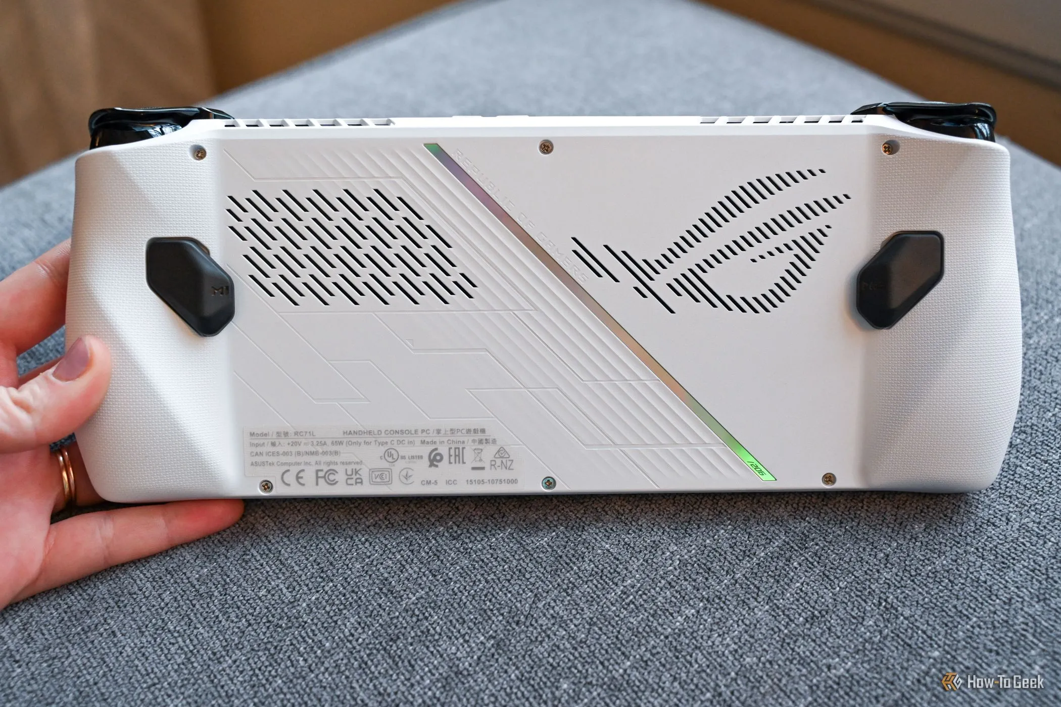 Mặt sau của ASUS ROG Ally, cho thấy thiết kế và hệ thống tản nhiệt của thiết bị chơi game cầm tay