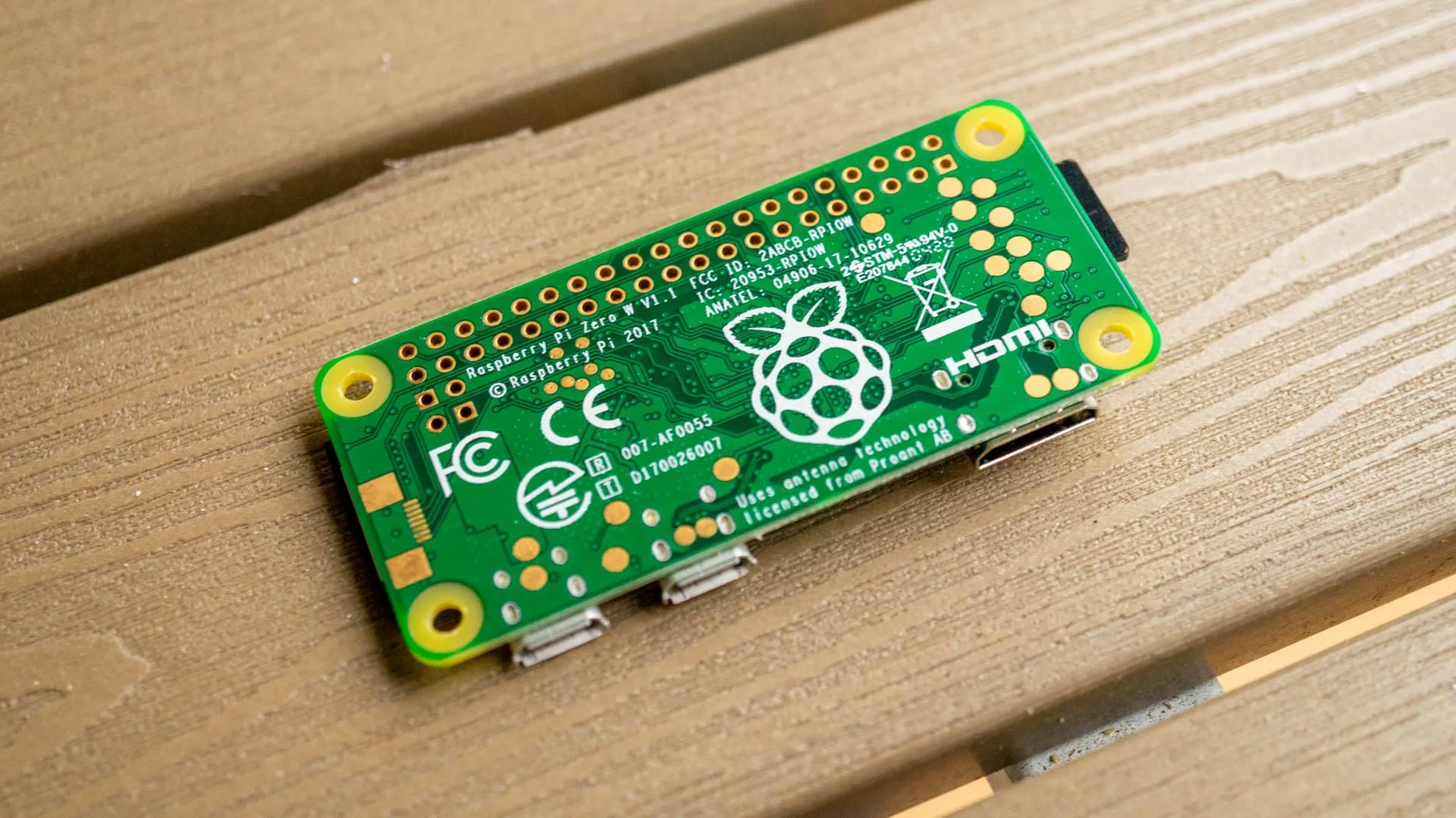 Mặt sau của Raspberry Pi Zero W, cho thấy kích thước nhỏ gọn phù hợp với các dự án siêu nhẹ