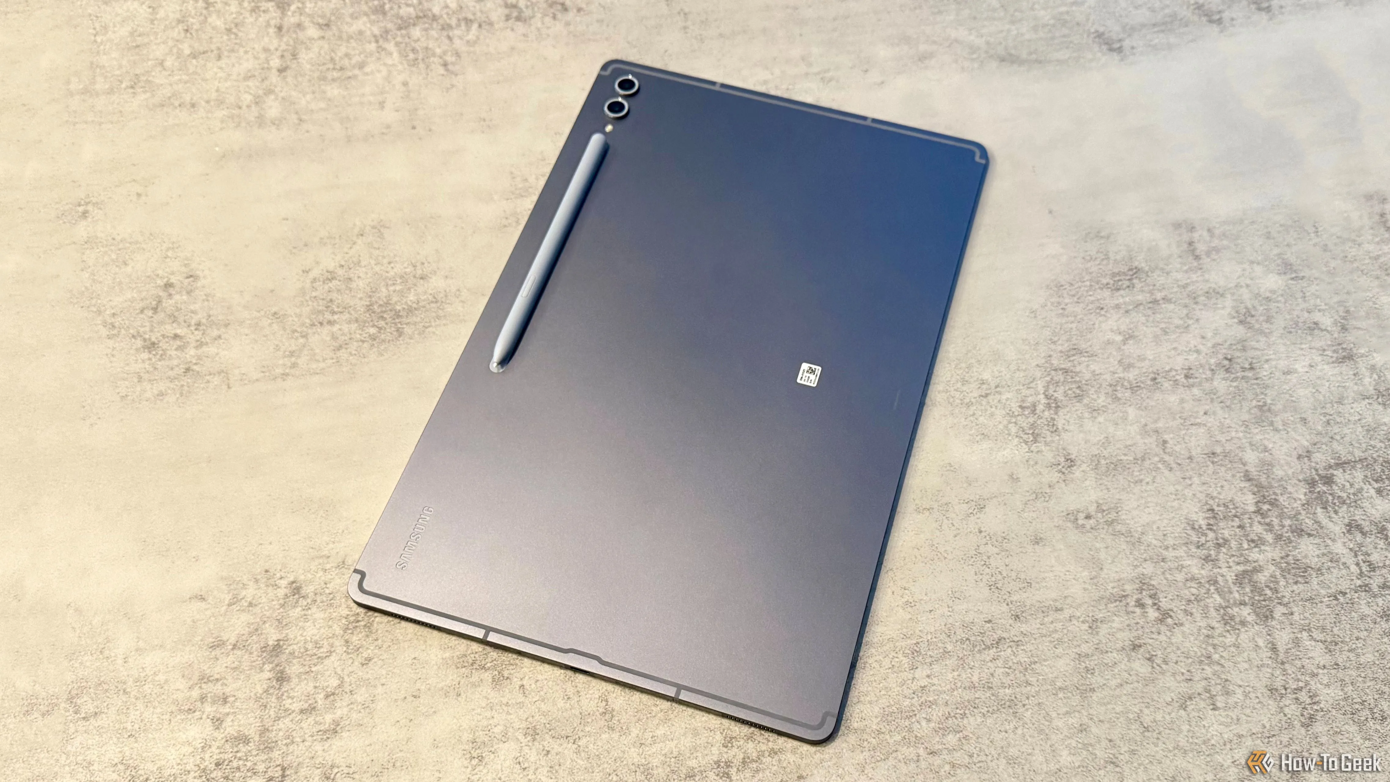 Mặt sau của Samsung Galaxy Tab S10 Ultra với S Pen được gắn.
