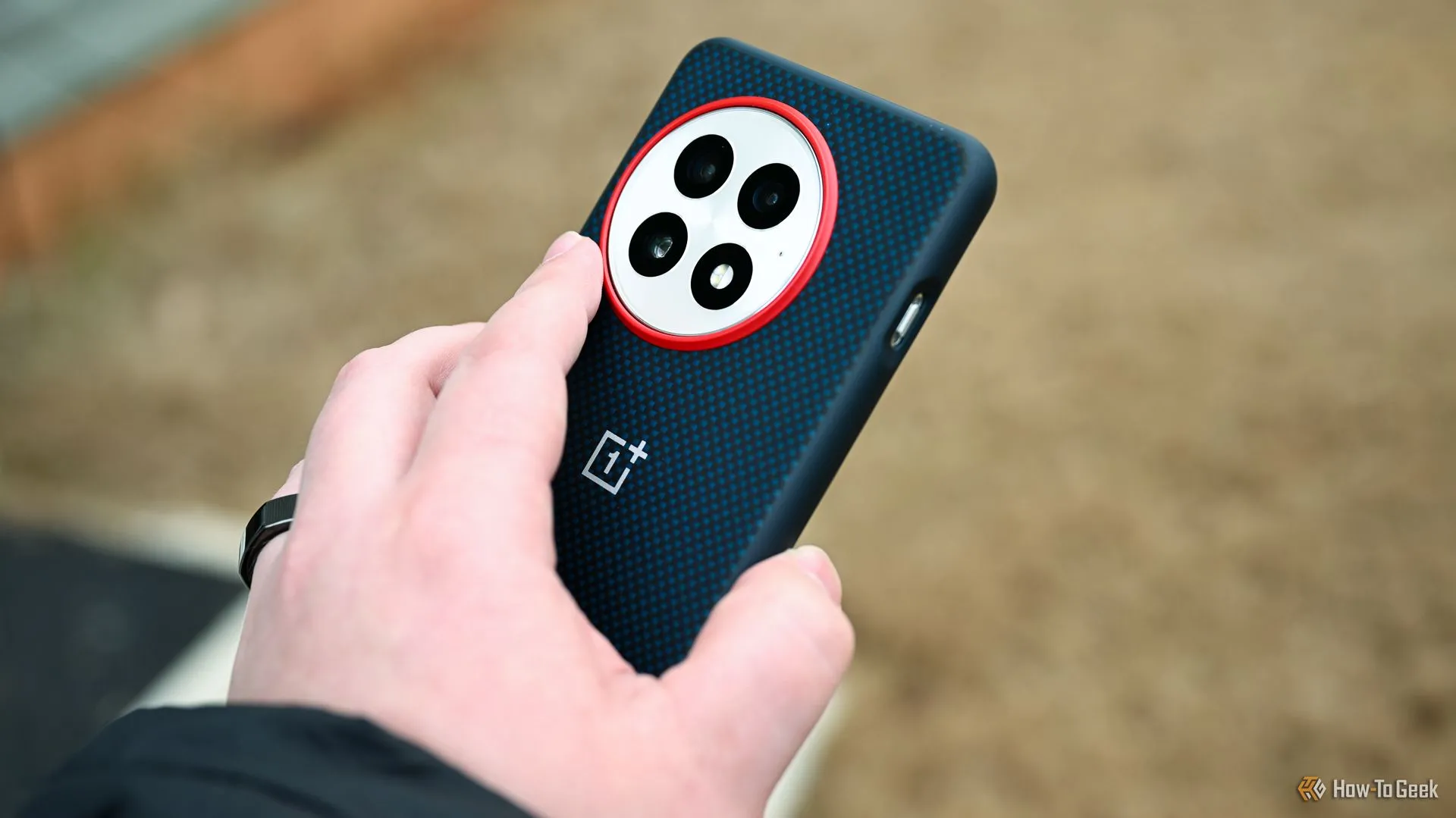 Mặt sau điện thoại OnePlus 13 trong ốp lưng, có thể ảnh hưởng tín hiệu di động.
