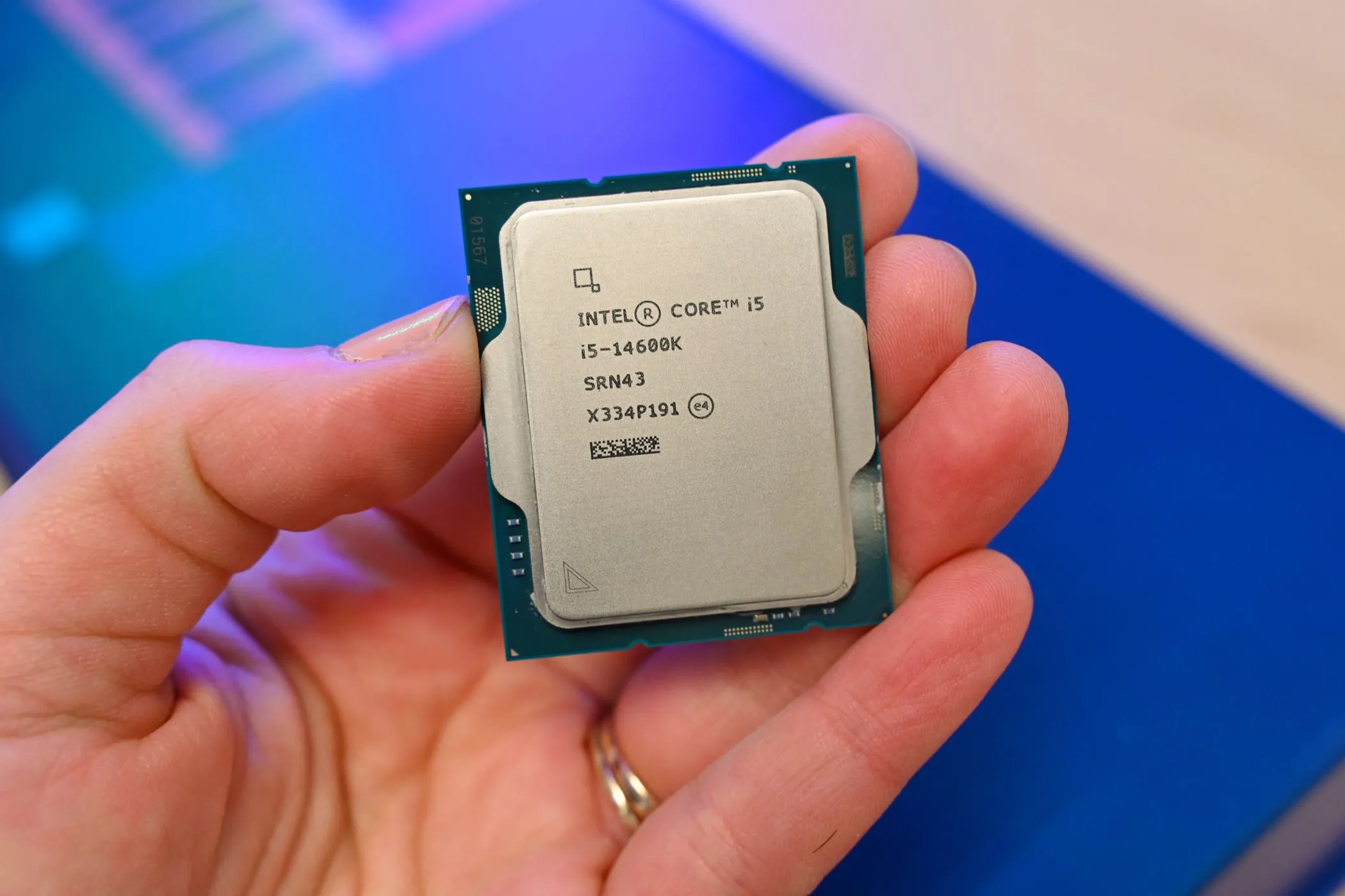 Mặt trước của CPU Intel Core i5 thế hệ 14, thể hiện sức mạnh xử lý hiệu quả.