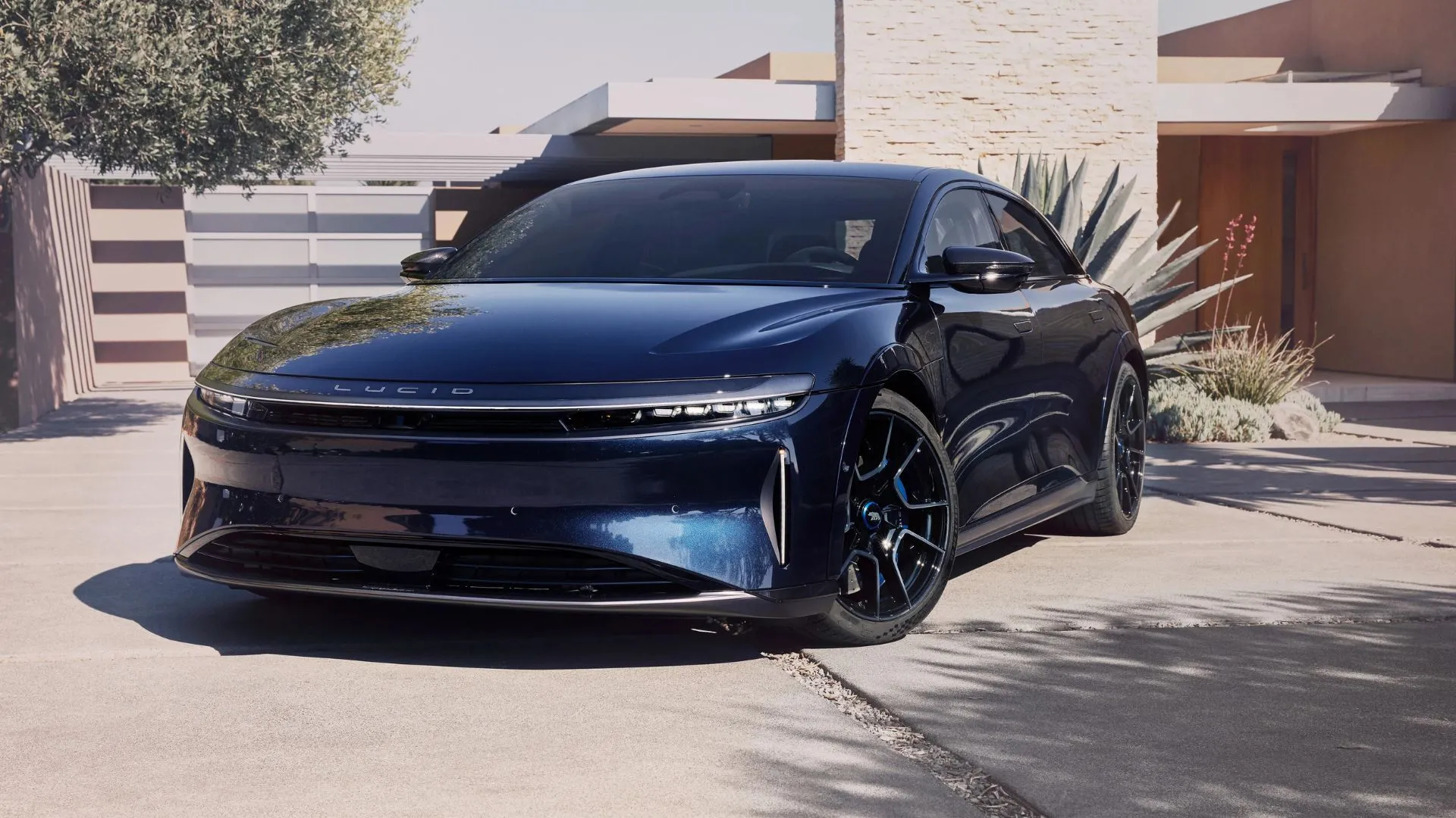 Mặt trước của Lucid Air Sapphire màu xanh đậu trước nhà