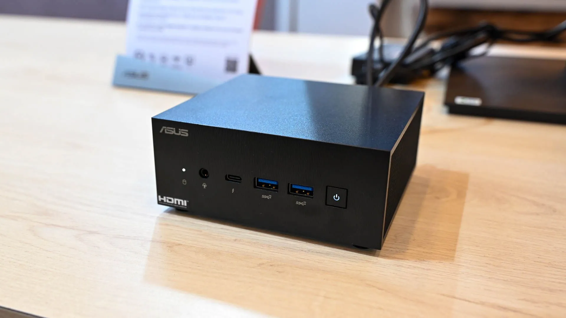 Mặt trước của Mini PC Asus ExpertCenter PN64-E1 với các cổng kết nối và khe thông gió