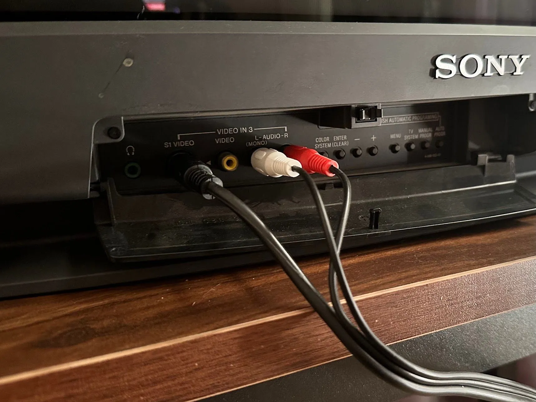 Mặt trước của TV Sony Trinitron với các cổng kết nối phụ trợ, tiện lợi khi thay đổi thiết bị.