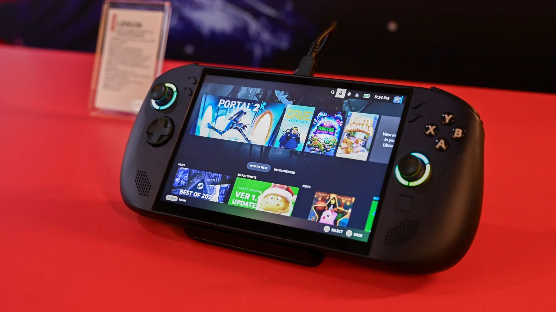 Mẫu máy chơi game cầm tay Lenovo Legion Go S chạy SteamOS tại sự kiện CES 2025, minh họa sự đa dạng của thị trường handheld PC
