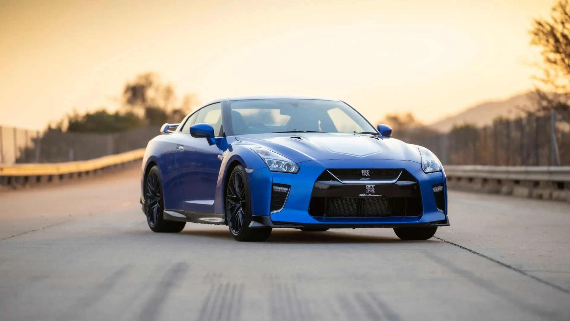 Mẫu Nissan GT-R 50th Anniversary Edition 2020 màu xanh lam huyền thoại.