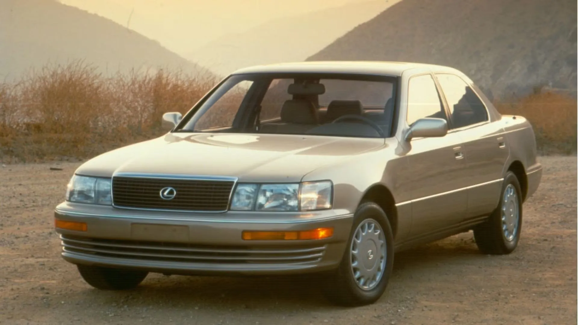 Mẫu sedan hạng sang Lexus LS400 đời 1991 màu trắng, nổi tiếng với độ bền vượt trội