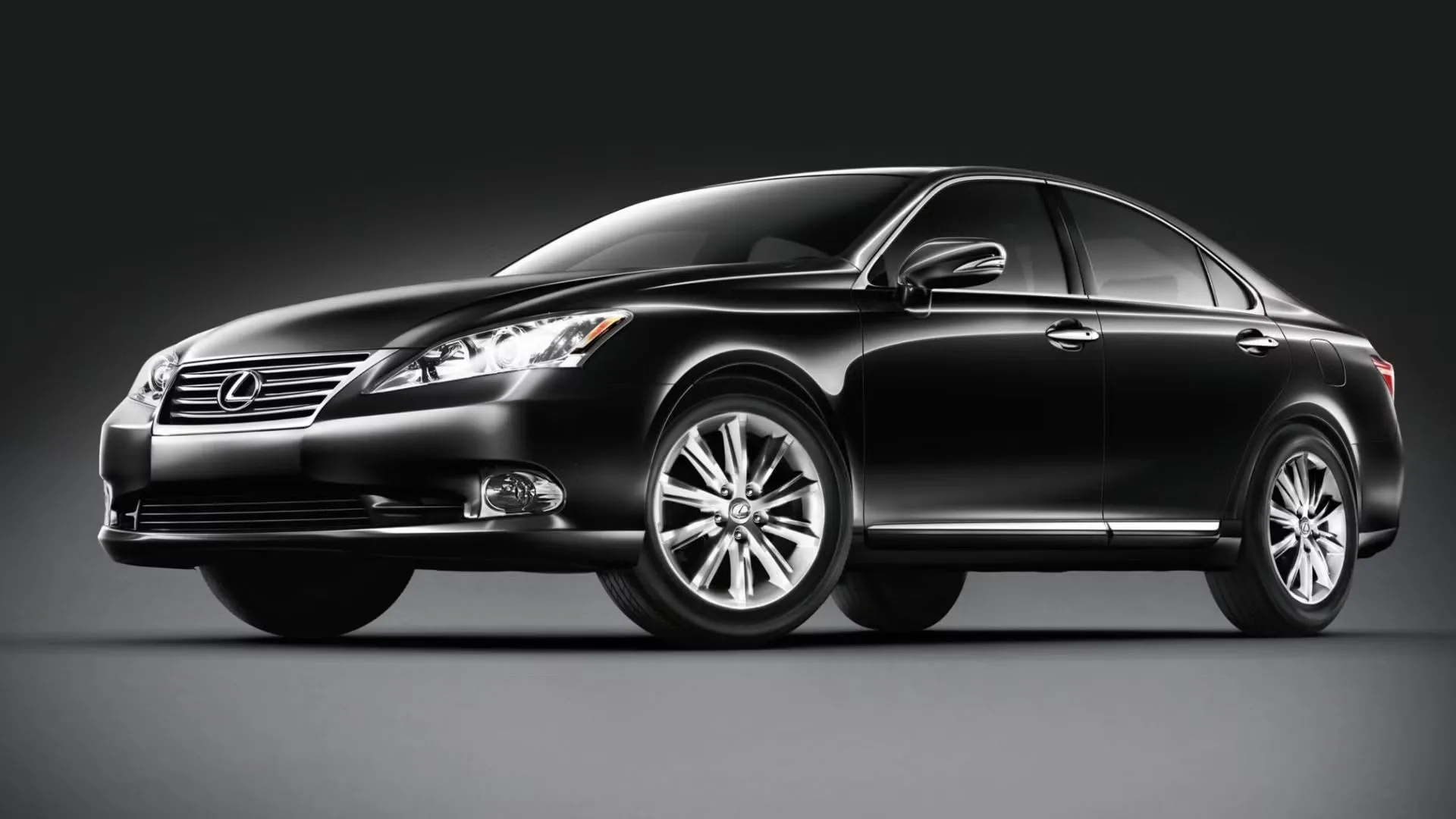 Mẫu sedan Lexus ES 2012 màu bạc, kết hợp công nghệ hiện đại và độ tin cậy cao của Lexus