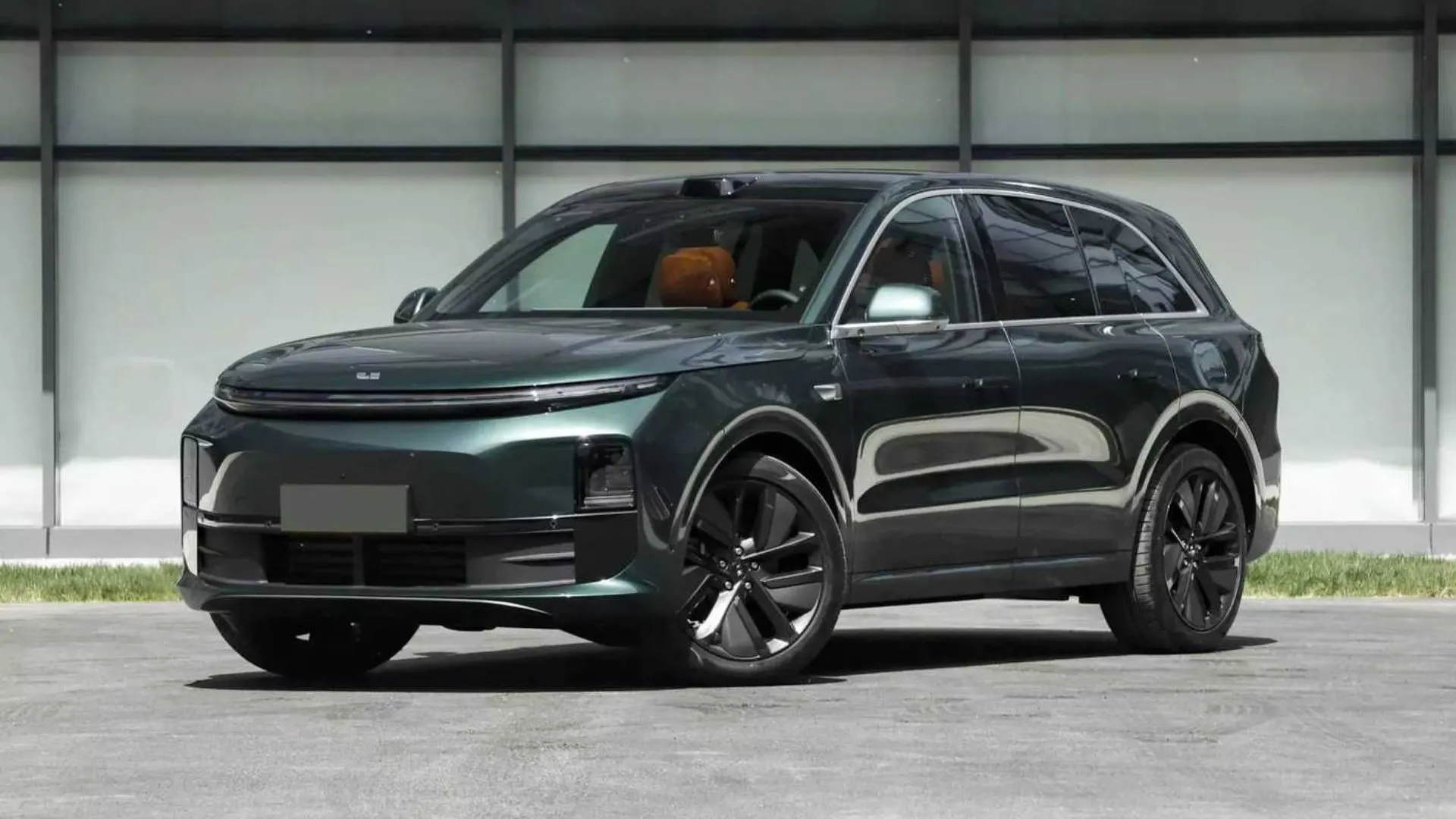 Mẫu SUV điện Li Auto L6 màu xanh lá cây đậm đỗ trên mặt đường nhựa, thể hiện sự kết hợp giữa thiết kế hiện đại và công nghệ range-extender.
