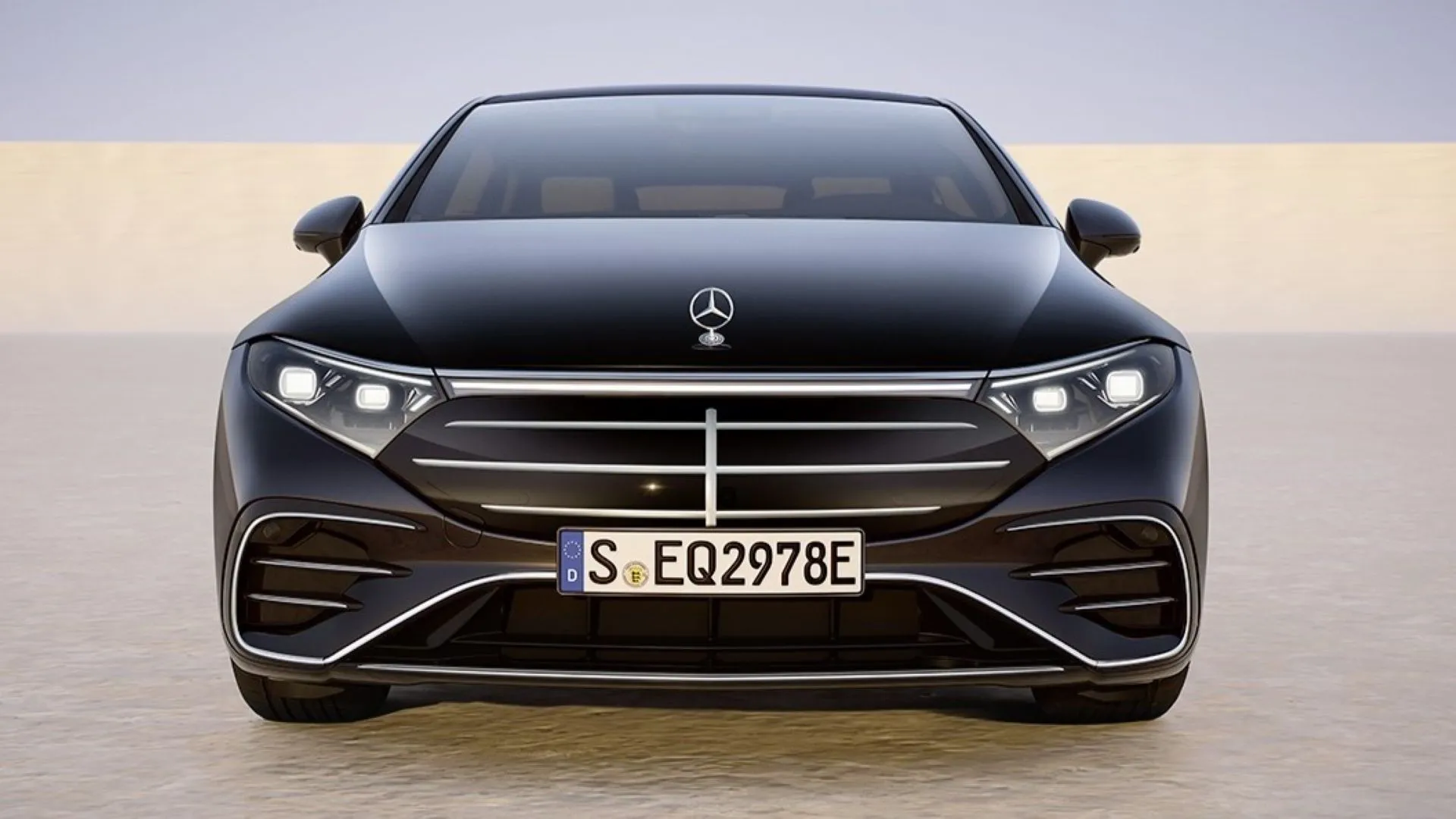 Mẫu xe điện 2025 Mercedes-Benz EQS nhìn trực diện, biểu tượng cho sự đổi mới công nghệ pin trong ngành ô tô.