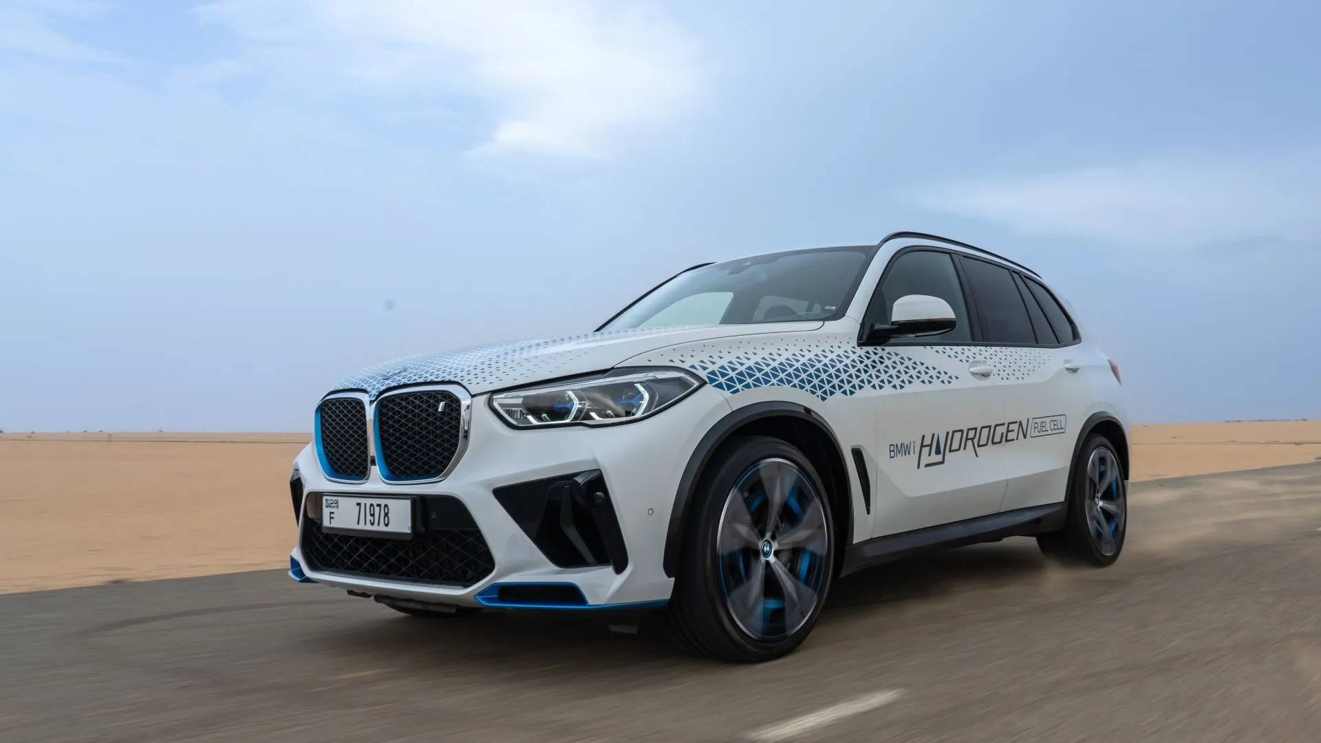 Mẫu xe thử nghiệm BMW iX5 Hydrogen 2024 đang vận hành trên địa hình sa mạc, thể hiện khả năng của công nghệ xe hydro của BMW.