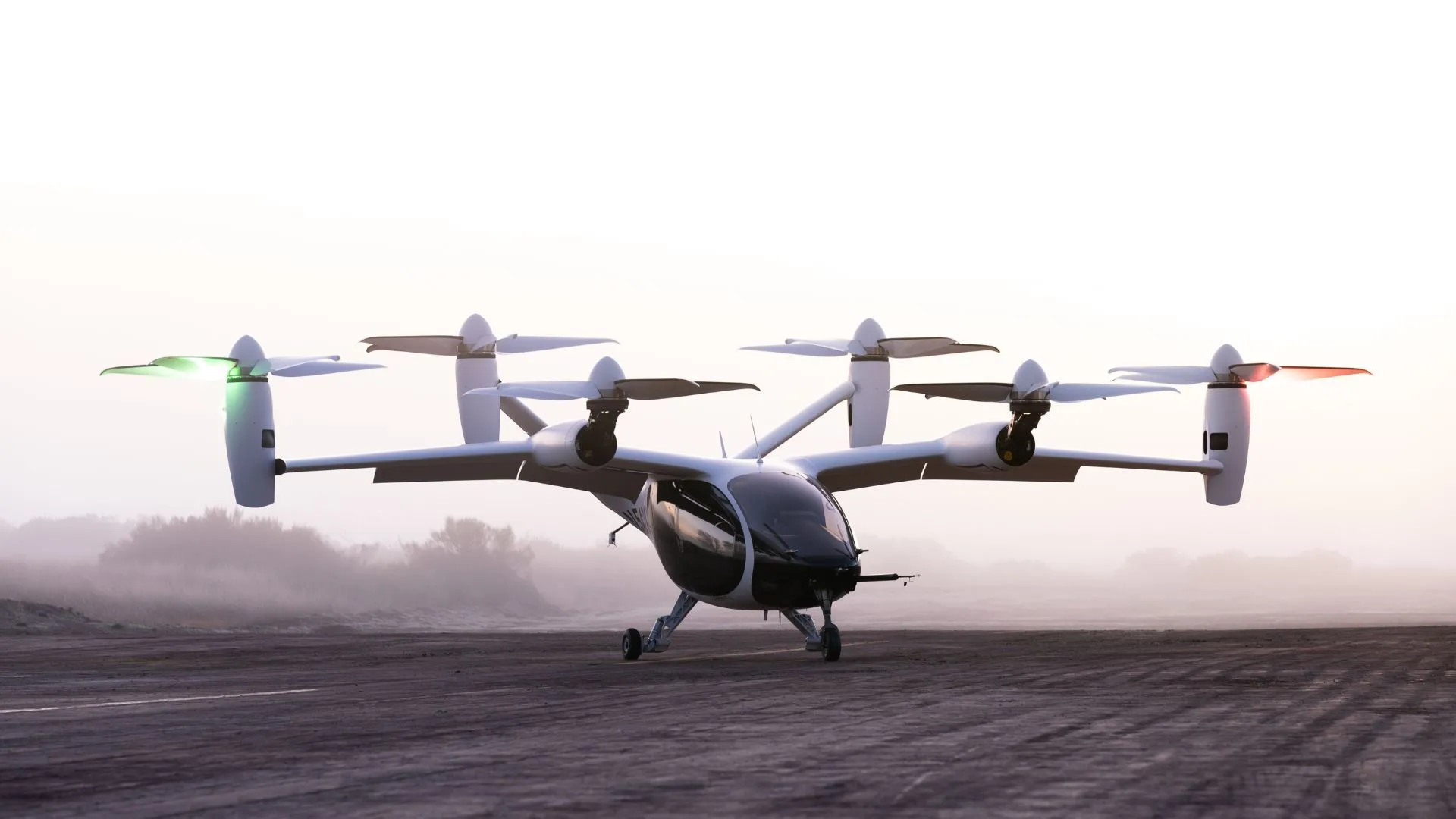 Máy bay eVOTL thử nghiệm của Joby Aviation đang đậu trên sân bay