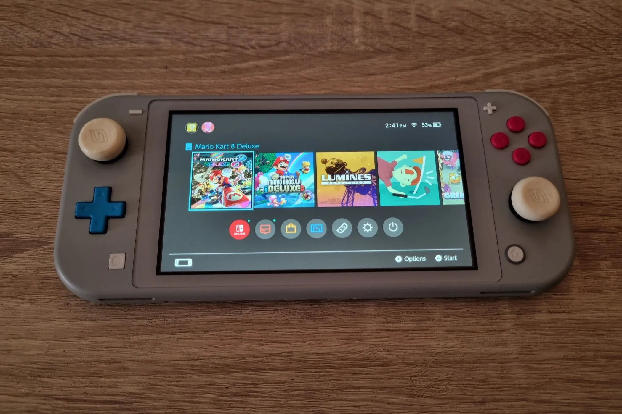 Máy chơi game cầm tay Nintendo Switch Lite màu xanh lam.