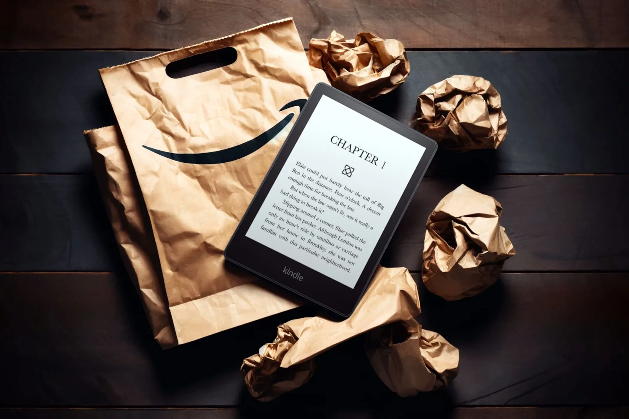 Máy đọc sách Kindle Paperwhite và một số túi mua sắm Amazon, gợi ý các ưu đãi công nghệ đa dạng.
