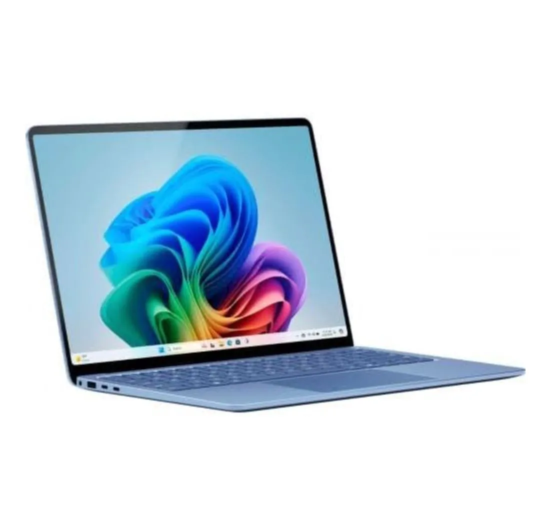 Máy tính xách tay Surface Laptop 2024 (13.8 inch) với màn hình cảm ứng đang hiển thị thông tin