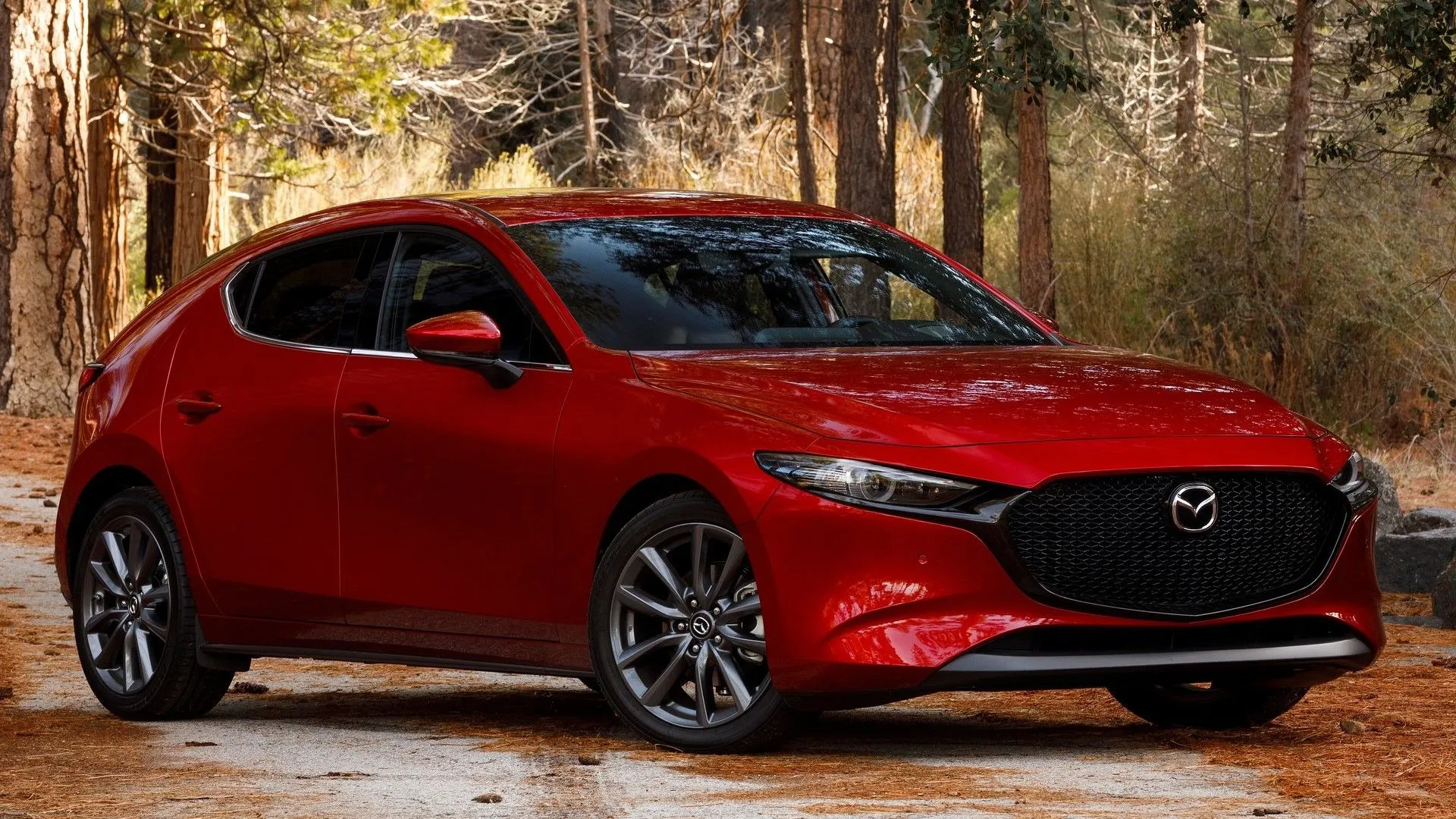 Mazda 3 2019 Hatchback màu đỏ góc 3/4 phía trước đậu bên đường