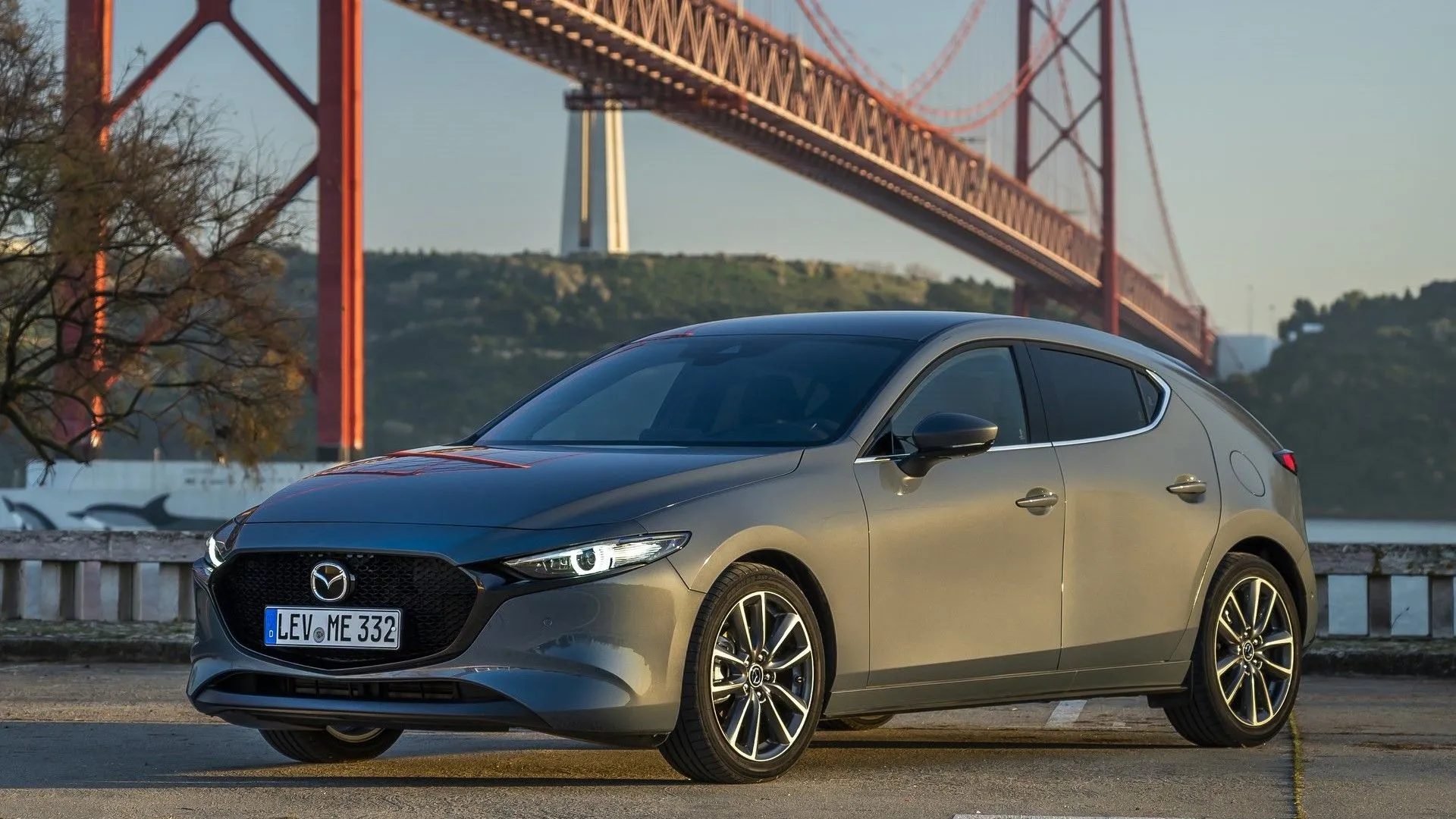 Mazda 3 Turbo 2025 màu đỏ pha lê, góc 3/4 phía trước, thể hiện sự linh hoạt và tinh tế
