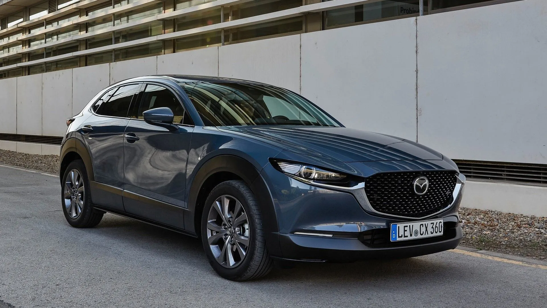Mazda CX-30 2020 màu xám bạc với thiết kế KODO độc đáo, thể hiện sự đáng tin cậy