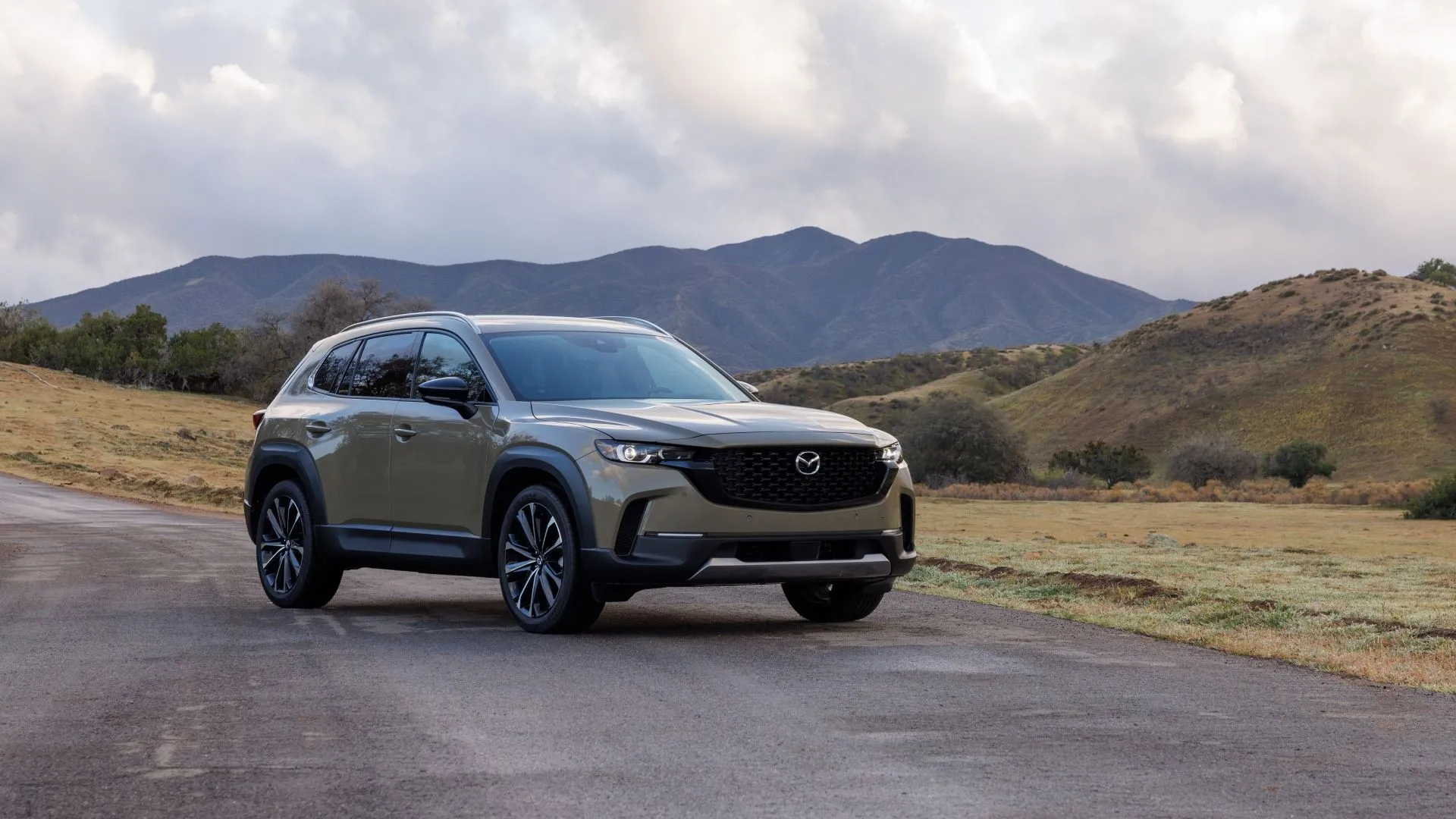 Mazda CX-50 2025 màu xanh rêu với phong cách off-road mạnh mẽ, sẵn sàng cho mọi địa hình.