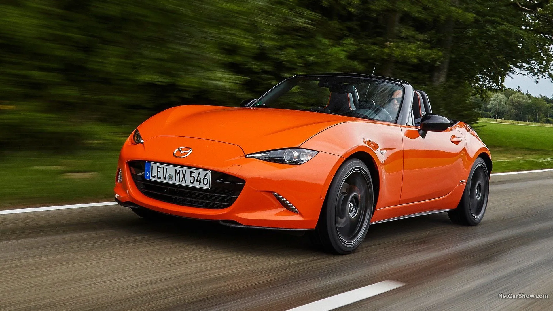 Mazda MX-5 2017 mui trần màu đỏ ngoại thất góc 3/4 phía trước đậu bên đường